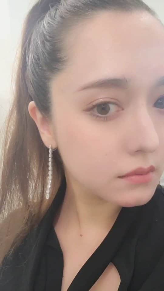 ニコラのインスタグラム：「Hairstyle for going to a party♥️ 前髪あげるとだいぶ雰囲気変わる。 ギリシャの血がこんにちは👋笑」
