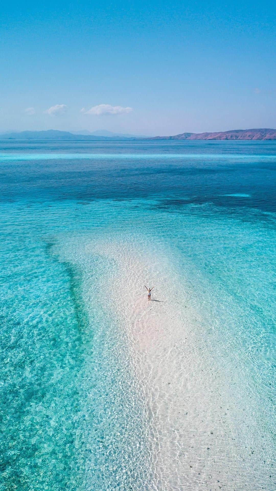 のインスタグラム：「Island hopping in Komodo is a must for your travel list 🏝️ ​ Hop on a live aboard and make sure to visit these spots -   ✨Taka Makassar - stunning sandbank island  ✨Manta point - as the name suggests an amazing spot to swim with Manta rays  ✨Padar island - climb the many steps and get the best sunrise views you could imagine  ✨Pink beach - a phenomenal contrast of pink sand and the most beautiful turquoise water ✨Kanawa island - for an underwater snorkeling adventure  ✨Komodo island - World heritage site where you can see the Komodo dragons ✨Kalong island - watch the sunset here and thousands of bats flying overhead  ✨Kelor island - an easy climb for beautiful ocean views   Happy island adventures 🏝️ Follow @trip.com_hk and @helen_jannesonbense for more travel inspirations. ​ 去科莫多島跳島旅遊絕對係你旅遊清單上必去嘅活動🏝️ 快啲上船，一齊參觀科莫多島嘅知名景點 - ​ ✨塔卡馬卡薩爾 - 絕美嘅沙洲島 ✨蝠鯊灣 - 顧名思義，係一個與蝠鯊共泳嘅絕佳地點 ✨帕達爾島 - 爬上眾多樓梯，欣賞最美麗嘅日出景色 ✨粉紅沙灘 - 粉紅色沙灘同最美麗嘅藍綠色海水形成嘅驚人對比 ✨卡納瓦島 - 進行水下浮潛探險 ✨科莫多島 - 世界遺產地，可以觀賞科莫多龍 ✨卡隆島 - 在此觀賞日落，數以千計嘅蝙蝠飛過頭頂 ✨基洛爾島 - 爬上簡單嘅山丘，欣賞美麗嘅海洋景色 ​ 祝你嘅島嶼探險之旅愉快🏝️ Follow @trip.com_hk 同 @helen_jannesonbense 獲取更多旅遊靈感💡 ​ -——————— #komodo #wonderfulindonesia #indonesia #komodoislands #beautifuldestinations#tripcom#travelwithtripcom」