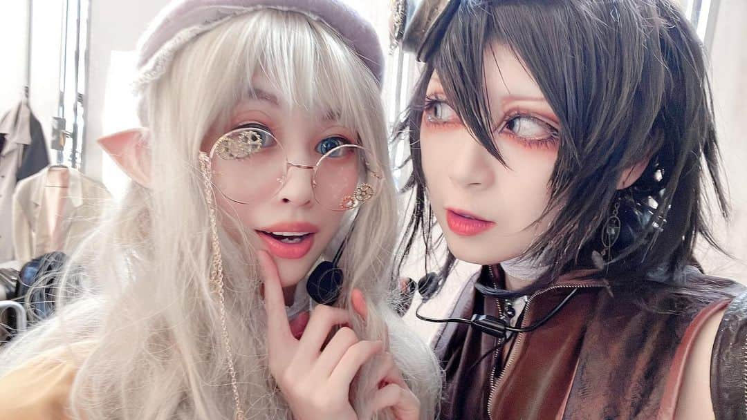 黒機ひつじさんのインスタグラム写真 - (黒機ひつじInstagram)「リアルファンタジー酒場イベント  『子守熊の鍵尻尾亭🐨🗝』  沢山の冒険者様にお越し頂き 有り難うございました‼︎✨✨  NPCキャスト  土曜日「技賊ヴィル」 のオフショット📸  仲良し☺️✨  #ライファン酒場  #ライファンNPC  ファンタジーRPGイベント 『LIFE is FANTASIA』  #ライファン  #ファンタジー #ファンタジーイベント #fantasy #trpg #trpg好きな人と繋がりたい  #空賊ヴィル #cosplay #cosplayer #rpg #game  #創作 #originalcharacters #steampunk #スチームパンク  #創作キャラクター #myoc #photo #판타지 #幻想 #Fantaisie #owncharacter #イベント #イベント情報 #関西イベント」6月13日 19時58分 - kurohi2