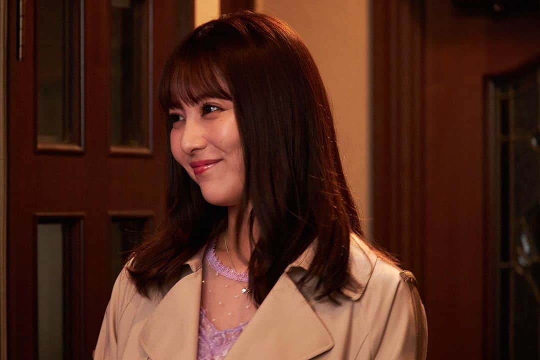 ロマンス暴風域さんのインスタグラム写真 - (ロマンス暴風域Instagram)「👗🦋 ／ 明日、私は誰かのカノジョ Season2 TBS放送まで あと5️⃣時間🫶🏻 ＼  江美(#入山法子)が働くスナックの同僚  未来(#石川恋)も登場します！👗  ・  放送お楽しみに〜！  ═━┈┈  🌟TVer見逃し配信中🌟 URLはプロフィール欄のハイライトから✨  ✼••┈┈┈┈••✼••┈┈┈┈••✼    明日、私は誰かのカノジョ 　　🦋🍸Season 2🍸🦋  ✼••┈┈┈┈••✼••┈┈┈┈••✼  ⧉次回放送情報⧉ ■MBS 6月13日(火)  24:59〜 ■TBS  6月13日(火)  25:28〜 ■RKB  6月26日(月)  25:55〜  ⧉公式HP ⧉ https://www.mbs.jp/asukano2/  ⧉配信⧉ ■TVer、MBS動画イズムにて 見逃し配信1週間あり ■Disney+ 独占配信  ⧉原作⧉ 『明日、私は誰かのカノジョ』 をのひなお/サイコミ (サイコミ/ Cygames)  2019年サイコミにて「明日、私は誰かのカノジョ」でデビュー。2023年同作にて小学館漫画賞受賞。  ⧉5話あらすじ⧉ 留奈と同じ高級ソープ店で働いている江美（#入山法子）は10代の頃から、バンドの追っかけをしていて所謂“バンギャ”だった。20代前半はキャバクラで働き、容姿端麗で愛想の良い江美は皆からの人気者で、バンドマンの真也と付き合い、順風満帆で東京生活を楽しんでいた。 そして、時を経て40代となり田舎に戻った江美は、バンギャ仲間のサチコと再会。サチコは結婚、出産をし、平凡ながらも幸せな家庭を築いていた。その姿を目の当たりにし、自分とサチコに差を感じる江美だった。 そして江美は、ビルの清掃員として働き始める。慣れない昼職に悪戦苦闘し、せっかく雇われた仕事もすぐに辞めてしまう。そんな中、心酔する占い師・レター先生（#橋本マナミ）のアドバイスもあり、江美は地元のスナックで働き始める。慣れた水商売の仕事に、気分の上がる江美。すると、スナックにサチコの旦那であるタケが同僚の岩崎（#稲葉友）と共にお客としてやってきた。  #明日カノ2 #明日私は誰かのカノジョ #ドラマイズム  #茅島みずき #入山法子  #綱啓永 #新井美羽 #稲葉友 #石川恋 #橋本マナミ  #をのひなお」6月13日 20時30分 - dramaism_mbs