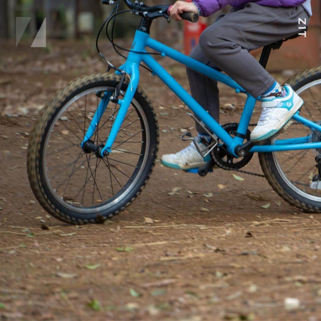 のインスタグラム：「ZIT ジット  自転車が大好きになる超軽量キッズバイク。 ペダルを漕げるようになった瞬間、普段車で行っている公園に自転車でたどり着いた瞬間、達成感と自尊心で満たされた最高の笑顔に出会えます。 クラス最軽量9.2kg(22”)で軽くて思い通りに走れるZITは子どもの移動範囲をさらに広げてくれて、何よりも楽しい親子の時間を作れます。 —————————— #ritewayzit #ジット #riteway #ライトウェイ #自転車 #自転車のある生活 #キッズ自転車 #ジュニア自転車 #こども自転車 #子供自転車 #サイクリング #クロスバイク #22インチ自転車 #24インチ自転車 #26インチ自転車」