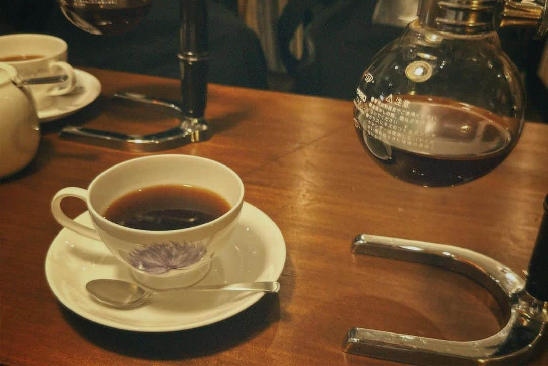 金澤楓さんのインスタグラム写真 - (金澤楓Instagram)「久しぶりに美味しいホットコーヒーでのんびりと☕️  レトロでとっても素敵な空間でした。  #熱海#熱海カフェ」6月13日 20時00分 - kae_o51o