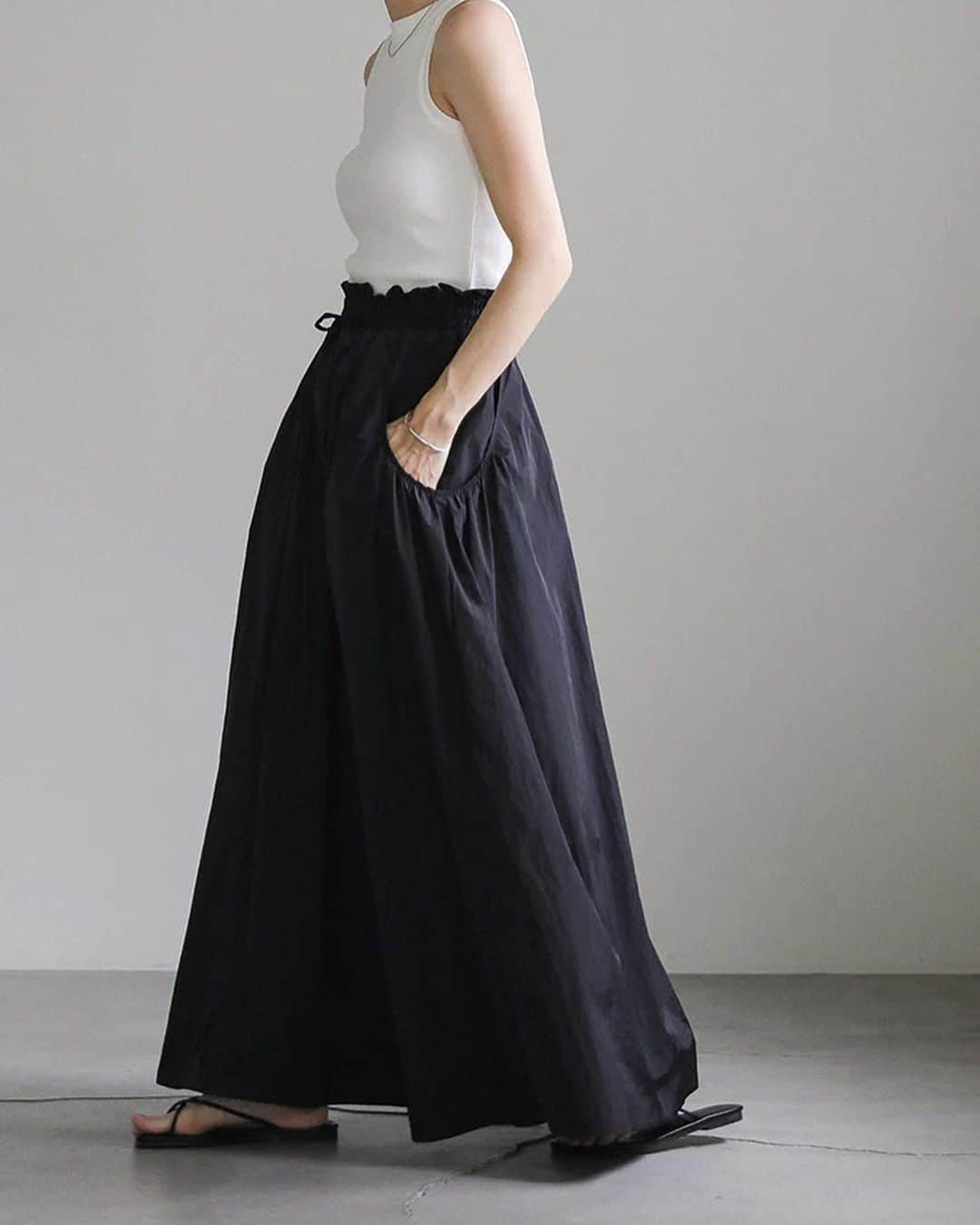 moca さんのインスタグラム写真 - (moca Instagram)「06.13(Tue)New in   ■No. 20001179 ナイロンボリュームスカート  ・price：5,500 yen（tax in) ・color：grayish beige / black  今年らしいスポーツミックスなスタイリングが叶うフレアスカートの登場。  ウエスト周りだけでなく、ポケット部分にもたっぷりと施されたギャザーデザインが魅力的な1枚。  裏地付きなので透けにくく、ウエストはオールゴム仕様でストレスフリーに着用頂けます。  ご自宅でのお洗濯が可能です。   #selectmoca」6月13日 20時01分 - selectmoca
