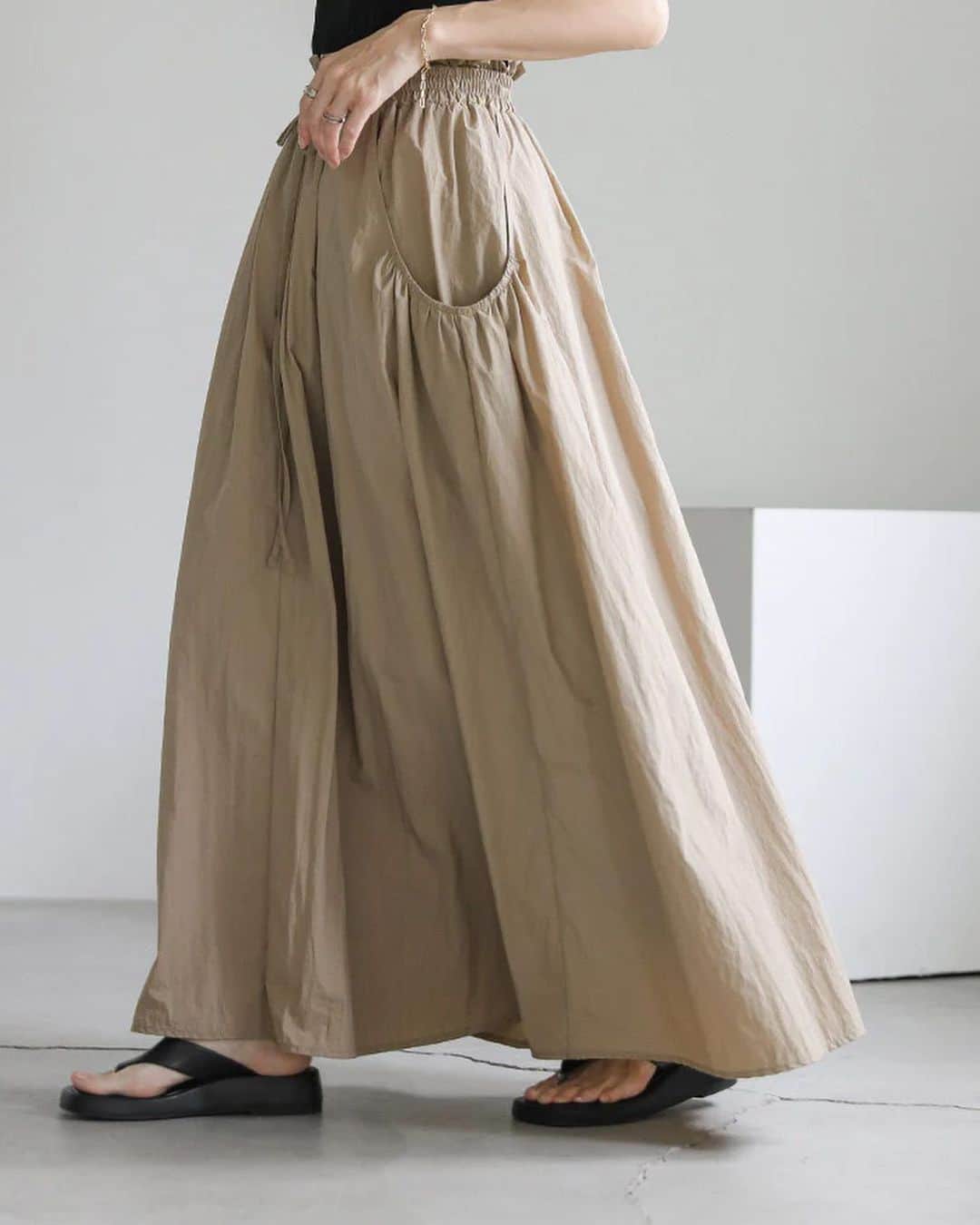moca さんのインスタグラム写真 - (moca Instagram)「06.13(Tue)New in   ■No. 20001179 ナイロンボリュームスカート  ・price：5,500 yen（tax in) ・color：grayish beige / black  今年らしいスポーツミックスなスタイリングが叶うフレアスカートの登場。  ウエスト周りだけでなく、ポケット部分にもたっぷりと施されたギャザーデザインが魅力的な1枚。  裏地付きなので透けにくく、ウエストはオールゴム仕様でストレスフリーに着用頂けます。  ご自宅でのお洗濯が可能です。   #selectmoca」6月13日 20時01分 - selectmoca