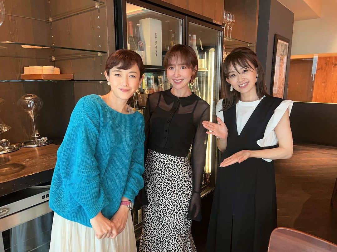 岡部玲子のインスタグラム：「先日  山川恵里佳さん(@erika_3_official )に セッティングして頂き  杉崎美香さんと(@mika_sugisaki_official )  3人でお蕎麦コースランチを楽しみました☺️  山川さんとは カイモノラボという番組がきっかけで ずっと仲良くして頂いていて  杉崎美香さんは 美香さんが出演していらっしゃる キニナル金曜日という番組に 私が数回おじゃましたことで お話をさせて頂き  今回は  キニナル金曜日にも沢山出演していらっしゃる 山川さんにセッティングをして頂き  こんな素敵なランチ会が 実現したのです🥹  私は一緒にお仕事をさせて頂く前から お二人のことが大好きだったので 本当に夢のような時間✨  山川さんが 杉崎さんのことを 「美香さん✨」と呼んでいらして 私も勇気を出して  「美香さんって…呼んでもいいですか？」  とお聞きすると  「もちろん！！」  と優しく答えてくださった美香さん🥹  ミカッテヨンデイイ🏇が 勝ちましたね〜っ‼️  なんて話題でも盛り上がりましたが  結果的に 本当に  ミカッテヨンデイイ？  と聞いてしまった私なのでした(笑)😆  競馬のお話 お仕事のお話 プライベートのお話 美容のお話 本当に色々お話できて 沢山教えて頂いて 心が潤いました🥹  山川さんは いつも素敵なお店をセレクトしてくださり 予約まで…  お忙しいのに 本当に感謝です🙏✨  もう…語り尽くせないくらい優しい😭✨  #岡部玲子 #タレント　#レポーター　#競馬　#競馬キャスター　#ランチ #お蕎麦コースランチ #感謝　#大好き　#大好きが溢れている　#タイプです❤️ #うれしいワイ」