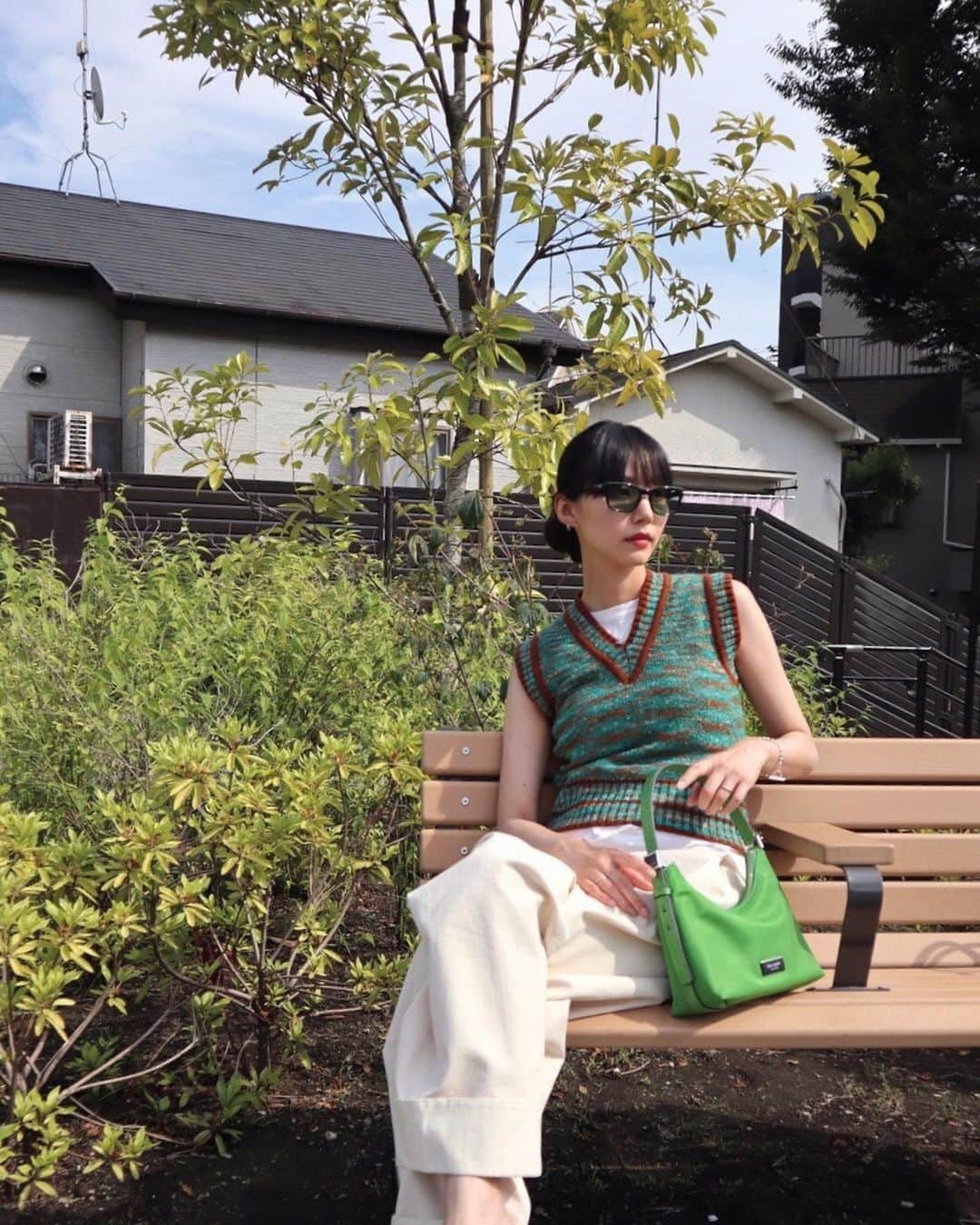 Shiho Sasakiさんのインスタグラム写真 - (Shiho SasakiInstagram)「kate spade new yorkのアイコンバッグ 〝SAM ICON‘’がリサイクル素材にリフレッシュして登場しました👏🏻  鮮やかなグリーンが目を引く、サムアイコンショルダーバッグを主役にスタイリングしてみたよ🌿 派手すぎず、街の木々や風景にすっと馴染んでくれる色合いが好き。 夏にぴったりだから、このバッグと一緒にこれから色んな景色を楽しみたいなぁ☀️  #katespadejapan #ケイトスペードアドベンチャー #ケイトスペードニューヨーク」6月13日 20時02分 - shihomurata0718