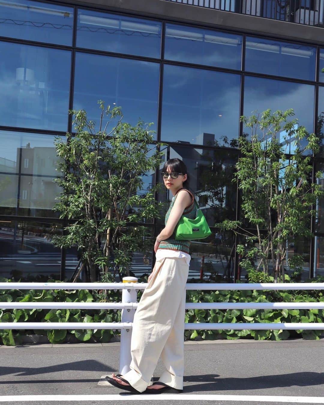 Shiho Sasakiのインスタグラム：「kate spade new yorkのアイコンバッグ 〝SAM ICON‘’がリサイクル素材にリフレッシュして登場しました👏🏻  鮮やかなグリーンが目を引く、サムアイコンショルダーバッグを主役にスタイリングしてみたよ🌿 派手すぎず、街の木々や風景にすっと馴染んでくれる色合いが好き。 夏にぴったりだから、このバッグと一緒にこれから色んな景色を楽しみたいなぁ☀️  #katespadejapan #ケイトスペードアドベンチャー #ケイトスペードニューヨーク」