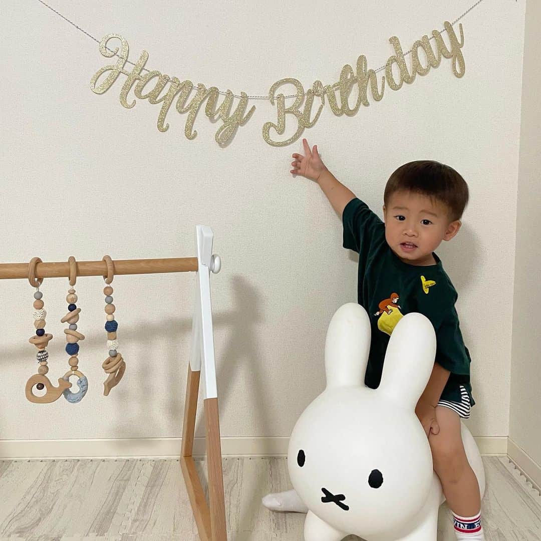 AMIのインスタグラム：「🎂✨ . 2023.06.08  善2歳のお誕生日おめでとう🎂❤︎  ベイビーからキッズになりました👶🏻→👦🏻" 1年前はまだ歩けなくてつかまり立ちしてたのにもうそんな事思い出せないくらい上手に歩くし走るし毎日目が離せない👀😂周りからビックリされるくらいお喋りも上手になった👏🏻大体言ってる事も理解してくれるようになって、こっちも理解出来るようになって来て伝えようと必死に何回も言ってくれたりする姿が愛おしい😌🫶🏻最近は歌を歌ったりボールで遊ぶのがマイブーム🎵⚽️😻サッカーボール、バスケットボール、野球ボール全部好きみたいでこれから何のスポーツをやりたがるのか楽しみ😊何でも基本1人でやるのは好きじゃなくて「ママはー？」とか「ママどーぞー！」ってお誘いしてくる😂かまってあげれないと拗ねるけど💬公園とか支援センターでもいつも初対面の子に積極的に遊ぼアピールしてる🤝🏻好きなタイプは少し年上で構ってくれる子(自分より積極的に来られると嫌になる)👈🏻保育園にも通い出して初日と2日目は泣いておやつも食べられなかったみたいだけど3日目からは先生から離れて遊んだりおやつ食べたり出来たみたいで安心🌷産まれてからほとんど人見知りして来なかったし人懐っこい善ならどこでもやっていける気がする☺️たくさんお友達出来るといいな🫧  大きな怪我、病気も無く この2年育ってくれて良かった🥲🌈 本当に環境に恵まれてて たくさん周りに可愛がってもらえて 母の私も幸せです👦🏻🥹 2歳の善も世界一愛してるよ❤︎❤︎ . #2歳 #2歳誕生日」