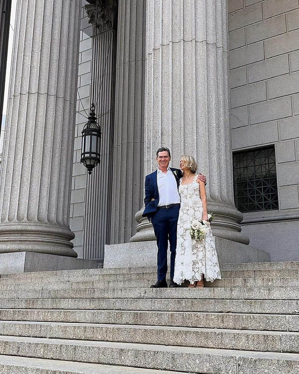 Vogueさんのインスタグラム写真 - (VogueInstagram)「Congratulations, @naomiwatts! The star and actor Billy Crudup opted for the intimate wedding route with a secret ceremony at a courthouse in New York City this weekend. The bride wore @oscardelarenta, a white gown that features a sweetheart neckline, a bustier-style bodice, and an A-line silhouette skirt that almost grazes the ground. Tap the link in our bio for the head-to-toe details behind the look.」6月14日 1時36分 - voguemagazine