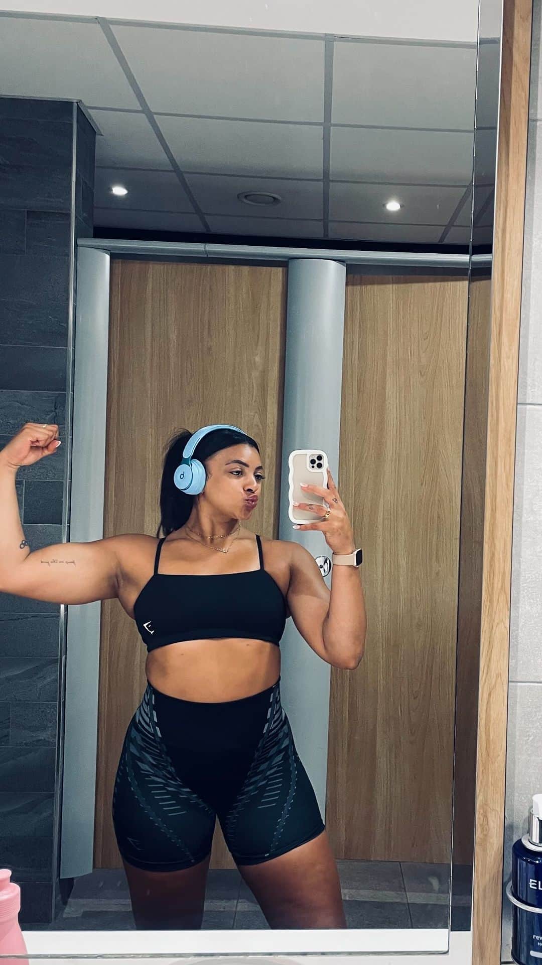 のインスタグラム：「3 TIPS FOR YOUR FITNESS JOURNEY✨   1. Stop training for aesthetics. Train because it makes you feel good and find enjoyment in moving your body! Everyone in reality wants aesthetic improvements when they start on a fitness journey but don’t make it the focus. It usually ends up in you giving up.   2. Training with a programme.  You’re 100% more likely to stick to going to the gym if you have a programme or structure when you go in. It decreases anxiety in terms of not knowing where to go when you get in the gym and makes workouts way more efficient when you don’t have to keep thinking ‘what am I gonna do next’. Finding a plan that will work for you is crucial!   3. Stop thinking you’ll make  improvements overnight.  Making change is about consistency! Going to the gym or sticking to a plan for a week or two will not do anything. You have to be committed for at least 3 months to see any significant change to your body or just general fitness! (In my opinion). Which sounds daunting but it’s definitely a commitment and it doesn’t have to mean going to the gym 5-6 times per week. There’s lots of different ways it can be done 🫶🏼  If any of these things listed are things you struggle to not do when trying to get into a good routine with health and fitness?! Drop me a DM or hit the link in my bio for some 1-1 coaching 💪🏼✨  @embrace_enhancecoaching」
