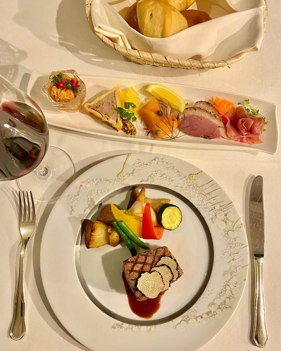 InterContinental Tokyo Bayさんのインスタグラム写真 - (InterContinental Tokyo BayInstagram)「. インルームダイニングでは、お部屋に居ながら本格レストランのディナーコースメニューを味わえる“季節のスペシャルセット”をご用意しています。  当ホテルのメインダイニング　ラ・プロヴァンスのキッチンから供される料理は、５種類の自家製前菜の盛り合わせとメインディッシュにトリュフの風味が楽しめる牛ロースのステーキをラインナップ。 オプションで赤身の旨さで知られる和牛のあか牛に変更が可能です。  シャンパンをはじめ、お食事に合わせたワインも取り揃えておりますので、どうそご注文の際にお気軽にお尋ねください🍷  #ディナーコース #トリュフ #ステーキ#和牛 #あか牛 #ラプロヴァンス #ホテルインターコンチネンタル東京ベイ  #インターコンチネンタル東京ベイ  #ルームサービス  #高層階 #浜松町 #眺めの良い部屋  #フォトジェニック #レインボーブリッジ  #オーシャンビュー #ホテル #高層ビル群  #InterContinentalTokyoBay #hotel #inroomdining #intercontinentallife #intercontinental」6月14日 1時31分 - intercontitokyobay