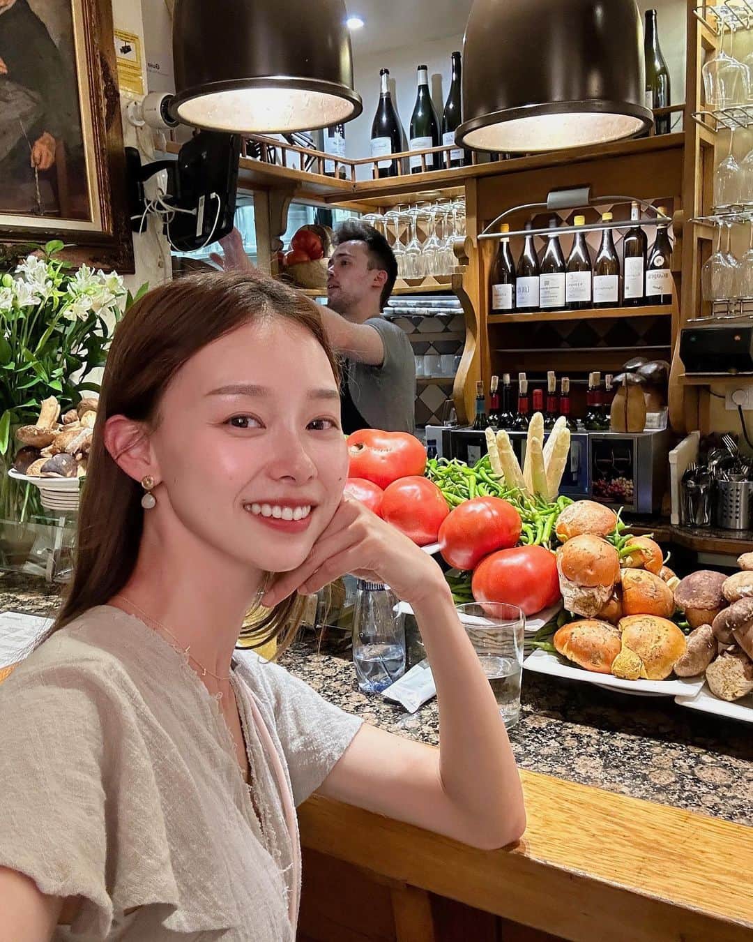 吳斐莉のインスタグラム：「在San Sebastián吃到最好吃，但也最貴的一餐Tapas😆  其實還是現做的東西最好吃啦～ 這家有名的是炒野菇 真的是有讓我想念的🤤 跟一般的菇吃起來味道就是不一樣 上面還搭配一顆蛋黃 吼～～好邪惡  然後我們還點了大紅蝦 因為這家店是用炭烤的 很想看看到底跟宜蘭大溪胭脂蝦有何不同 除了更有嚼勁跟蝦膏非常濃郁之外 我覺得就像是特大號的胭脂蝦 只能說宜蘭大溪真的是個寶 ((連住在台灣的西班牙廚師朋友都這麼說的yo👍🏼  再來這家是可以坐著吃的 所以非～常的舒適 服務生也都很chill  如果要來這家 建議18：45就先來排隊吃第一輪 要不然我們出來後 發現外面排滿滿的人啊😆」