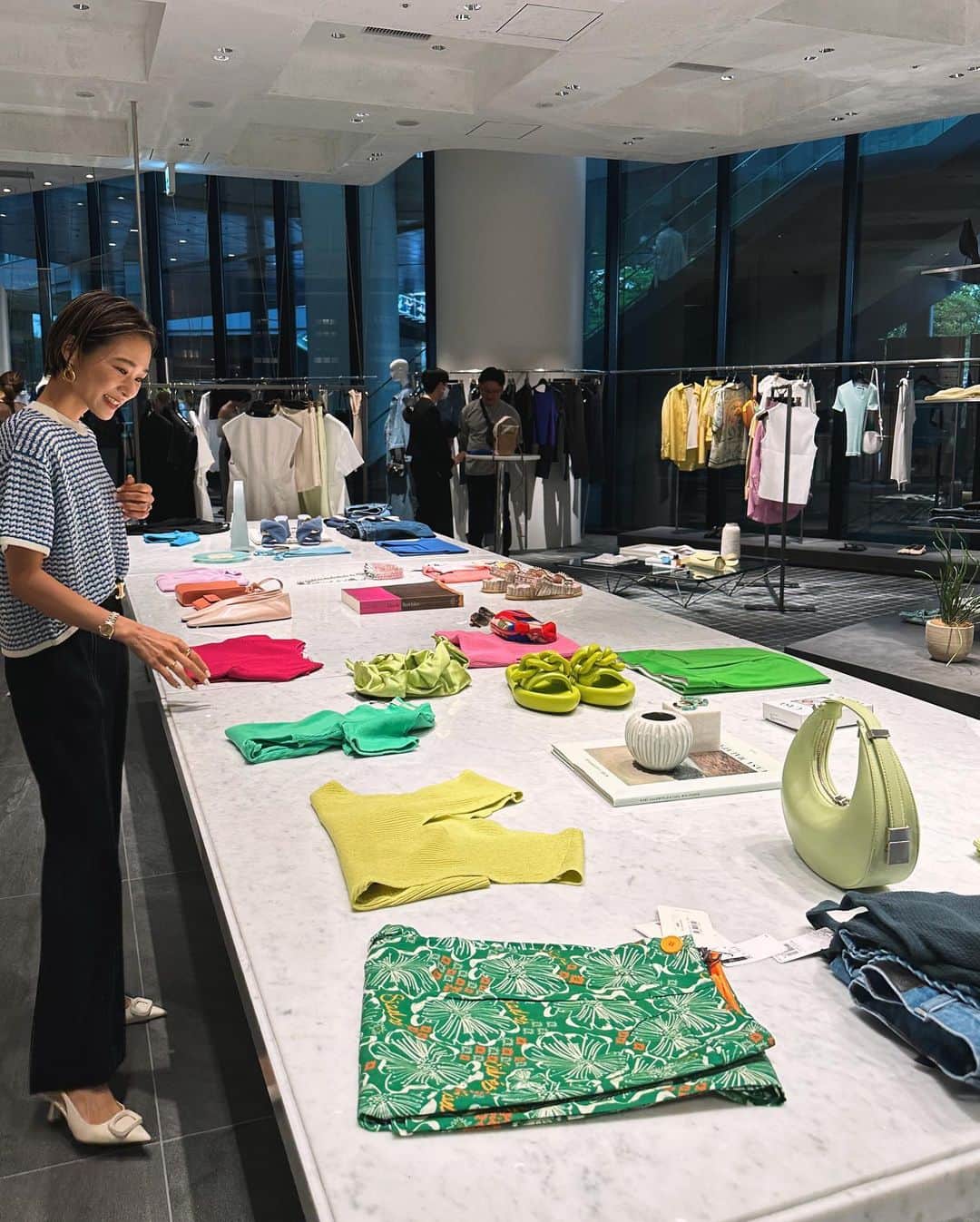 のインスタグラム：「. 明日6月14日(水) グランフロント大阪南館1階にて ESTNATIONがオープン✨✨ . 美術館なようなお洒落な店内、 商品の品揃え、 なにをとっても迫力があって 本当に素敵なお店でした。✨✨  大好きなESTNATION☺️💓 これからのお買い物が楽しくなりそう✨  是非皆さんも足を運んでみてください✨✨  #estnation #estnation_osaka #エストネーション大阪 #エストネーション #グランフロント大阪」