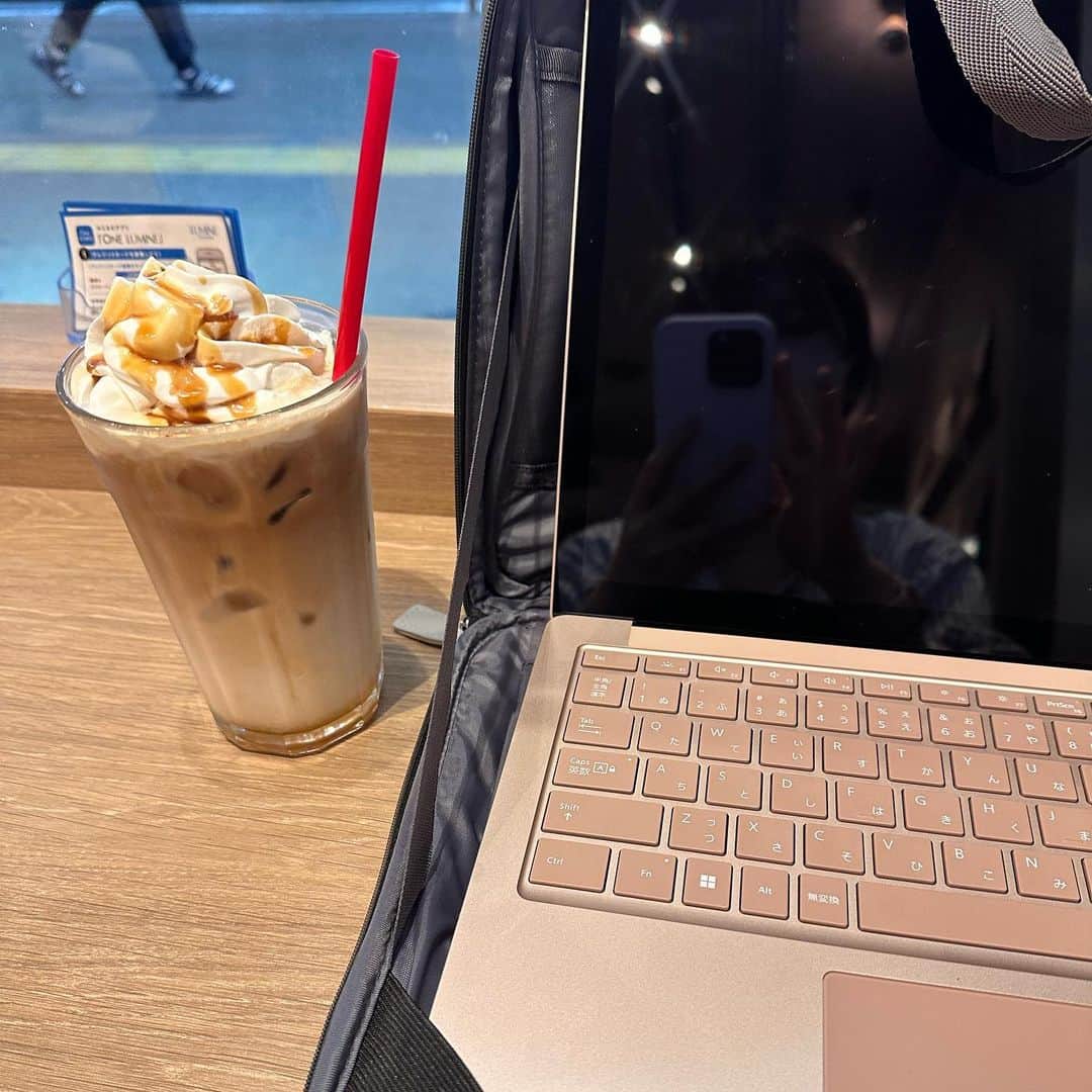 のインスタグラム：「課題してたら目の前に居た初めましてのおばあちゃんと2時間も話しちゃった。笑。コミュ力だけはあります🐮🩵 てか鏡越しの写真しかなくてごめんなさい」
