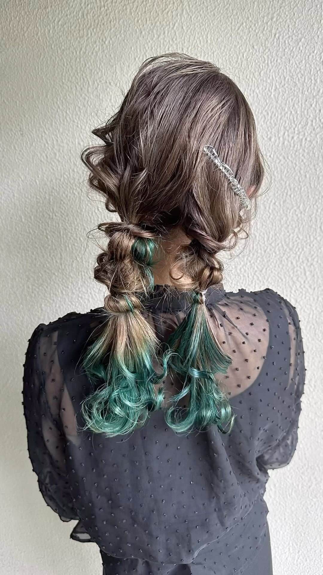 カワノ ヨウヘイのインスタグラム：「オシャレなツイン編み✨ ✴︎ オンラインサロンで全編公開します✨✨ ✴︎ カラーもアレンジも担当しています✨✨✨ ✴︎ ✴︎ GATE.（月火土） 大阪市北区堂山町1-5 B1 ✴︎ TRUNK（水木金日） 大阪市西淀川区野里3-2-19 1F ✴︎ 大人カワイイカラーとヘアアレンジで最高に可愛くさせていただきます✨ ✴︎ ダメージレスなブリーチに透明感あるカラーが得意でお仕事の都合で明るくできない方にも最適なカラーをオススメします✨ ✴︎ 質問や気になることはお気軽にDMしてください。  #大阪美容室#大阪美容師#梅田ヘアアレンジ#御幣島ヘアアレンジ#インナーカラー#デートアレンジ#カジュアルヘアアレンジ#ヘアアレンジ#梅田美容室」