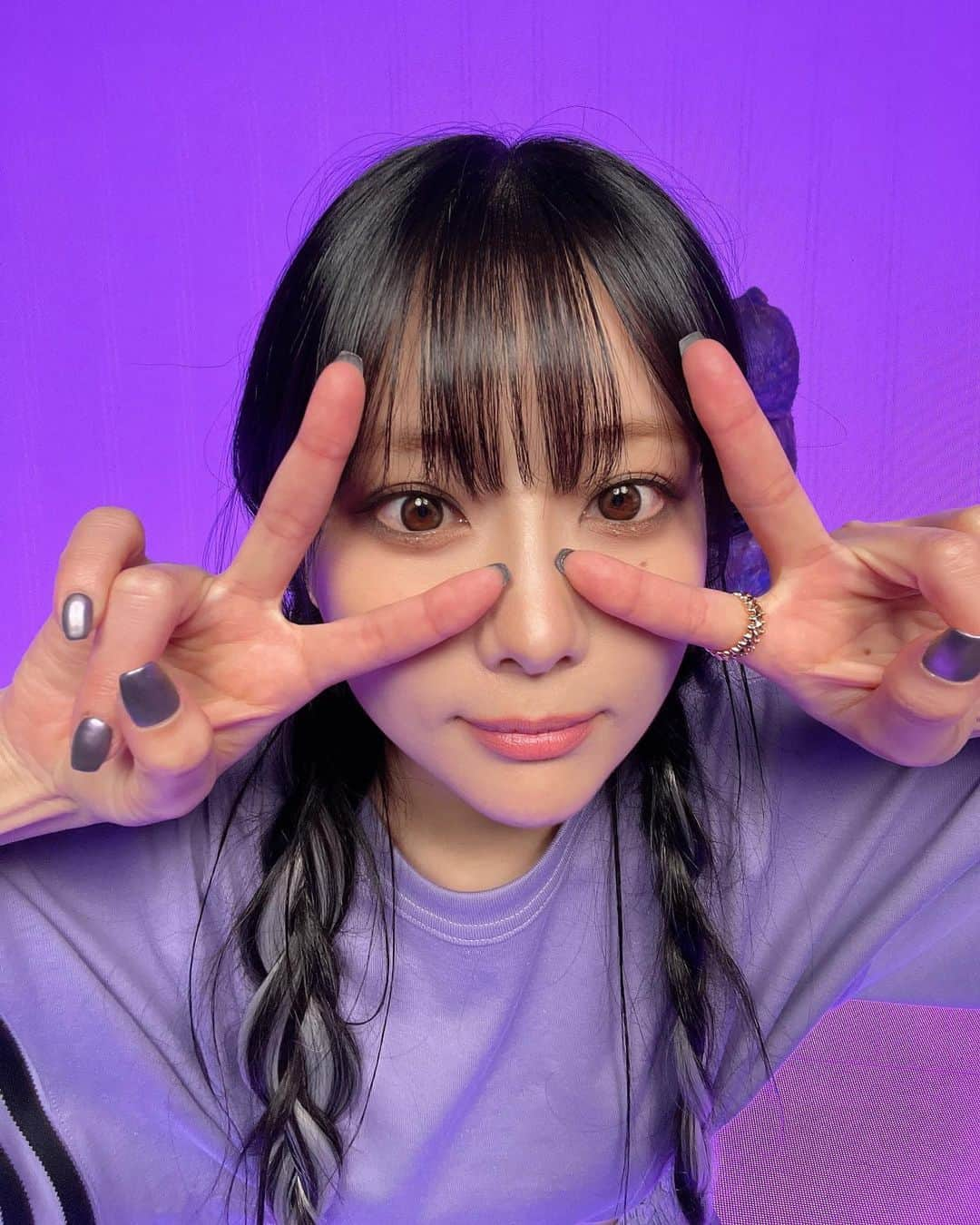 重盛さと美さんのインスタグラム写真 - (重盛さと美Instagram)「MVオフショット💜🗣️ 今まで1番濃いメイク👁️✨✨✨ YouTubeのコメント欄メイク可愛いコメント多くて嬉しかったぁ👏👏 hair make by @aki_nakashima___ 💄 あきちゃんありがとう♡  カラコンは @hapakristin_jp の One &Only ブラウン 👁️✨ いつもカラコン買ってもつけてみたら似合わんくてつけん事が多かったのに、 ここのカラコンは全部可愛くて初めて何色にしようか迷った！🙌😍 初の3箱買って3箱とも当たりやった🎯！（笑）  髪の毛は、 三つ編みして寝て起きて鏡見た時に、　 え！ボサボサ！かわいい！って思って（笑） あきちゃんに再現してもらいました☺️💜  シルバーのエクステはAmazonで1100円でした✌️  💅は @riche_k で質感こだわりまくってめっちゃかわいいけんまたストーリー上げます〜✨  以上っ GULLIVER🗣️ メイクオフショット編でしたっ✌️」6月13日 20時11分 - satomi_shigemori