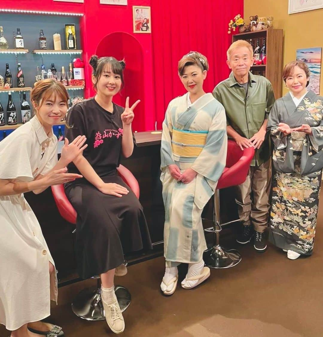 若山かずささんのインスタグラム写真 - (若山かずさInstagram)「今日はテレビの収録でした☺️  葵かをりさんと栗田貫一さんがMCの千葉テレビ『トゥーモ』  7/20・27 夜9時から放送です‼️  なんとカラオケスタジオかずさの従業員のあゆ香ちゃんも登場しました😆  私は自分の曲だけじゃなく、昭和の名曲や意外な方の曲も歌わせていただきましたよ♪  放送地域の皆さん見てね〜‼️」6月13日 20時14分 - wakayamakazusa