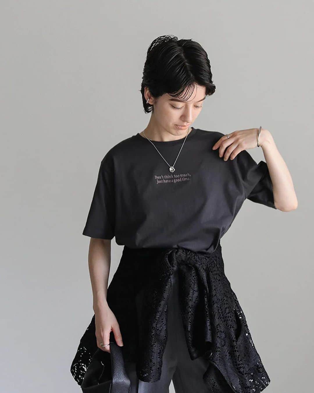 moca さんのインスタグラム写真 - (moca Instagram)「06.13(Tue)New in   ■No. 20001162 エンブロイダリーロゴＴシャツ  ・price：2,970 yen（tax in) ・color：white / mint / ink black  ミニマルなデザインで着回し力抜群のロゴTシャツの登場。  フロントのロゴは小さく、同系色にまとめることで  カジュアルになりすぎずキレイめなスタイリングとも合わせやすい1枚に仕上げました。  袖を少し長めに設定した程よいゆとりのあるシルエットなので 、袖口をロールアップさせることで違った雰囲気での着こなしも楽しんで頂けます◎  #selectmoca」6月13日 20時15分 - selectmoca