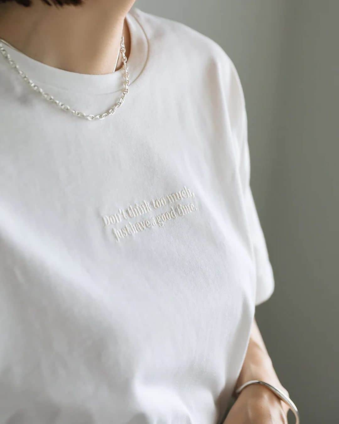moca さんのインスタグラム写真 - (moca Instagram)「06.13(Tue)New in   ■No. 20001162 エンブロイダリーロゴＴシャツ  ・price：2,970 yen（tax in) ・color：white / mint / ink black  ミニマルなデザインで着回し力抜群のロゴTシャツの登場。  フロントのロゴは小さく、同系色にまとめることで  カジュアルになりすぎずキレイめなスタイリングとも合わせやすい1枚に仕上げました。  袖を少し長めに設定した程よいゆとりのあるシルエットなので 、袖口をロールアップさせることで違った雰囲気での着こなしも楽しんで頂けます◎  #selectmoca」6月13日 20時15分 - selectmoca