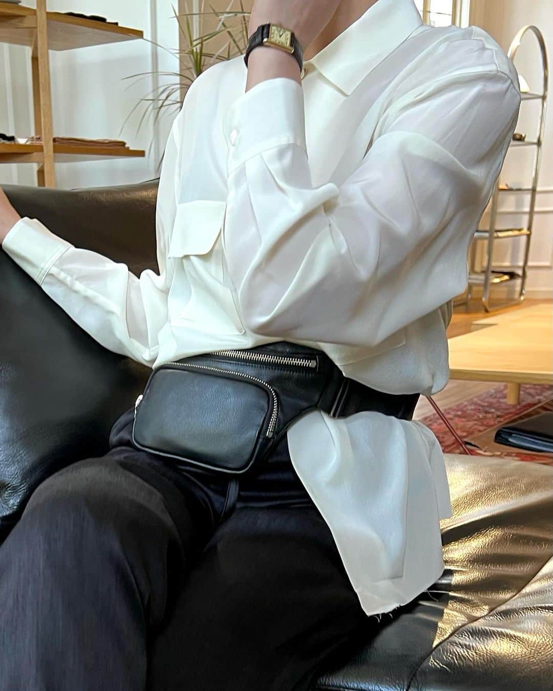 GREED TOKYO STOREさんのインスタグラム写真 - (GREED TOKYO STOREInstagram)「Greed International  "Leather Belt Bag in Black"  クラシックさの中にGreed Internationalらしい ディテールへのこだわり柄詰まったLeather Bag Series  レザーのしなやかさをデザインに生かしたBelt Bagは コンパクトながら前ポケットに携帯を収納できる 機能面もこだわりです  Leather Belt Bag in Black ¥44,000  #greedinternational #bedandbreakfastqualityoflife #greedtokyo #greedfukuoka #ootd#fashion#leather #leatherbag#beltbag #waistbag #seasonless   #レザーバック#ベルトバック#レザーベルトバック#ウエストポーチ#シーズンレス#外苑前#表参道」6月13日 20時15分 - greed_tokyo