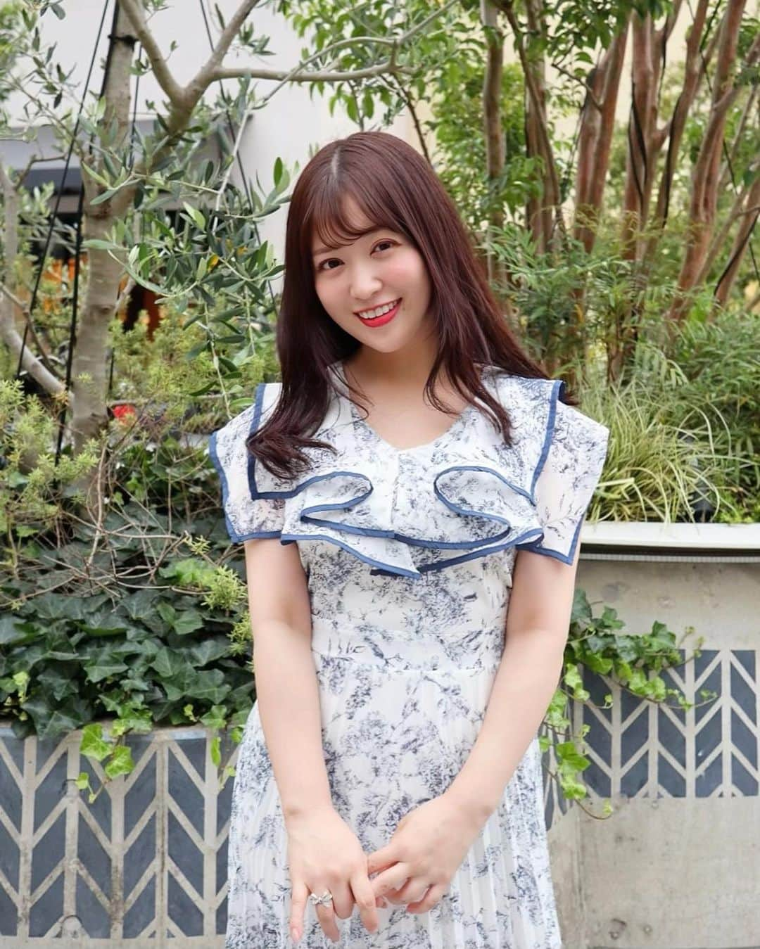 森下まいさんのインスタグラム写真 - (森下まいInstagram)「土曜日にお出かけした時のお洋服〜🥰  ビックカラー＋パイピングが可愛い【@tocco_closet 】の ワンピースを着てウキウキでした🥹💙  さり気なく二の腕をカバーしてくれるのも 大変ありがたい逸品でございます🫡  この春夏はフラワートワルドジュイプリントにハマってる事に気づきました🥹✨  #mai153 ←コーデ投稿まとめてます♥」6月13日 20時15分 - mai_morishita