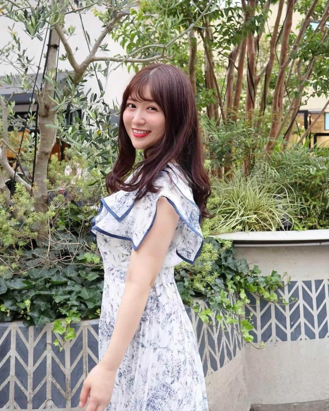 森下まいさんのインスタグラム写真 - (森下まいInstagram)「土曜日にお出かけした時のお洋服〜🥰  ビックカラー＋パイピングが可愛い【@tocco_closet 】の ワンピースを着てウキウキでした🥹💙  さり気なく二の腕をカバーしてくれるのも 大変ありがたい逸品でございます🫡  この春夏はフラワートワルドジュイプリントにハマってる事に気づきました🥹✨  #mai153 ←コーデ投稿まとめてます♥」6月13日 20時15分 - mai_morishita