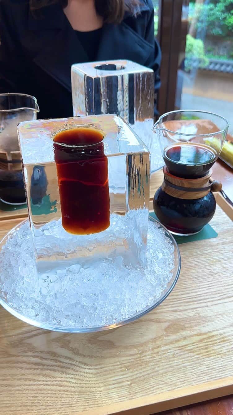 ゆうとグルメのインスタグラム：「🧊巨大な氷の器で飲む特製アイスコーヒー🧊 ㅤㅤㅤㅤㅤㅤㅤㅤㅤㅤㅤㅤㅤ 京都にあるCafe33さん(@cafe33_hyattkyoto)の 「コールドブリューコーヒー」2000円 ㅤㅤㅤㅤㅤㅤㅤㅤㅤㅤㅤㅤㅤ 京阪七条駅から徒歩7分のところにあるCafe33は、ハイアットリージェンシーというホテルに併設されたカフェ！ ㅤㅤㅤㅤㅤㅤㅤㅤㅤㅤㅤㅤㅤ 今回は夏限定アイスコーヒーを注文☕️🧊 ㅤㅤㅤㅤㅤㅤㅤㅤㅤㅤㅤㅤㅤ これは特別オーダーの氷の器で楽しむキンキンに冷えたアイスコーヒーで、ㅤㅤㅤㅤㅤㅤㅤㅤㅤㅤㅤㅤ巨大な氷の器にまるまる2杯分のコールドブリューコーヒー、ミルク、シロップ、バニラアイスがセットになって提供されます！ ㅤㅤㅤㅤㅤㅤㅤㅤㅤㅤㅤㅤㅤ コーヒーは老舗珈琲店のブレンドしたものを使っているそうで、苦味が少なく滑らかな口当たりですっきりと飲みやすいし味もかなりおいしい🤤🤤 ㅤㅤㅤㅤㅤㅤㅤㅤㅤㅤㅤㅤㅤ ちなみに1杯目はコーヒー自体の味や香りを楽しんで、2杯目には別添えのバニラアイスを浮かべることでコーヒーフロート風に楽しむのがお店おすすめの飲み方らしいです！ ㅤㅤㅤㅤㅤㅤㅤㅤㅤㅤㅤㅤㅤ 窓際の席だと大きな窓から情緒ある庭園が見えたりと店内の雰囲気もすごく良いし、五感全てでひんやり涼しい気持ちになれるこのコーヒーをこの夏ぜひ飲んでみてほしい🪨 ㅤㅤㅤㅤㅤㅤㅤㅤㅤㅤㅤㅤㅤ ティータイム(14:30〜17:30)のみ1日5個限定のメニューで、6月中はすでに完売してる日もあるから、気になる人はホームページから早めにお取り置きの予約をしてみて！ ㅤㅤㅤㅤㅤㅤㅤㅤㅤㅤㅤㅤㅤ おすすめ！！ ㅤㅤㅤㅤㅤㅤㅤㅤㅤㅤㅤㅤㅤ —————————————— 📍京都府京都市東山区三十三間堂廻り644-2 ⏰7:00〜17:30 🛌無休 🚃京阪七条駅から徒歩7分 —————————————— #京都グルメ #京都カフェ #京都観光 #cafe33 #ハイアットリージェンシー京都 #coffee #kyoto  #京都 #京都旅行 #京都ホテル #七条カフェ #カフェ巡り #カフェ好きな人と繋がりたい #ごはん記録 #おいしい #japanesefood #japantravel #japantrip」