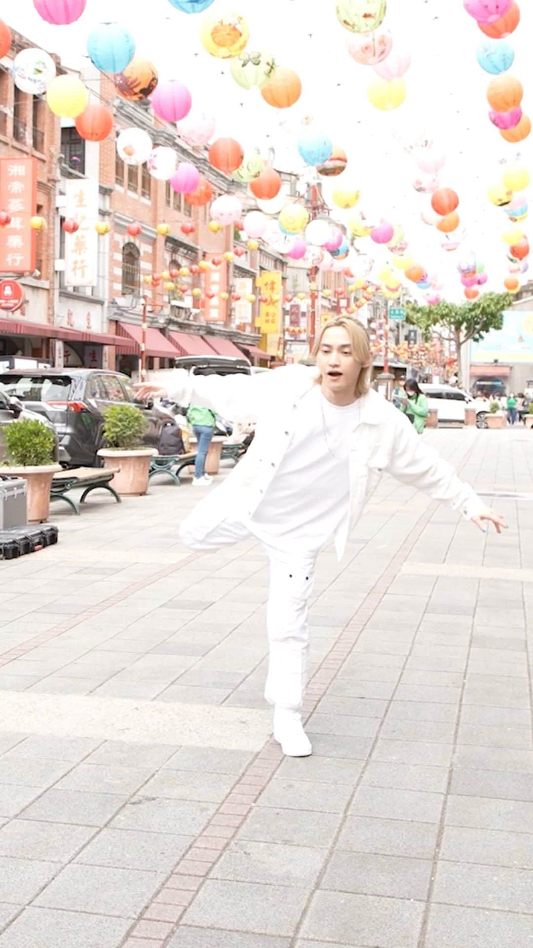 SKY-HIのインスタグラム：「Behind The Scenes of Dream Out Loud 🌈🌞  Check out the full video on YouTube "SKYHICHANNEL" ! ｢Dream Out Loud feat. ØZI｣MV撮影の裏側を公開！ ØZIの出身地・台湾で撮影された今作の撮影風景をお楽しみください📹  #SKYHI #ØZI #DreamOutLoud」