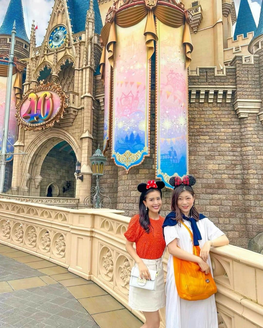 黒田麻理耶さんのインスタグラム写真 - (黒田麻理耶Instagram)「🐭🏰 . 約5年ぶりのディズニーランドへ🏰✨ 私が通っているエステサロン @rayvisshibuya0705 の 福引きで1等ディズニーペアチケットが当たったので、 さとちゃんを誘って行ってきました🥹💓 . あまりにも久しぶり過ぎて、 最近のディズニー事情を全く知らなかったから前日 あやのん(@nakajima_ayano)に連絡して いろいろ教えてもらた〜🥹本当にありがとう🙏🏼💕 . 気合いを入れて朝9:00にINしたら、 すでに美女と野獣のアトラクションが140分待ちって どゆこと？😇 すぐさま2,000円でプレミアアクセスを購入したよ😇 初めて乗ったけど、とっても良かった🥺🌹 . 🎠楽しんだアトラクション＆ショー🎢 ■ビッグサンダー・マウンテン ■美女と野獣 ■モンスターズ・インク ■スター・ツアーズ ■シンデレラ城 □クラブマウスビート □ミッキーのマジカルミュージックワールド . ショーを観たりして結局18:00くらいまでいたけど、 あれ食べたいこれ食べたいが多くてずっと食べてた😇 ディズニーフードは別で投稿します🐭 . 久々のディズニー、楽しかったなぁ🏰💓 . #東京ディズニーランド  #ディズニーランド  #TDL  #ディズニーリゾート  #40周年 #Tokyodisneyland  #Tokyodisneyresort」6月13日 20時19分 - mariya_kuroda