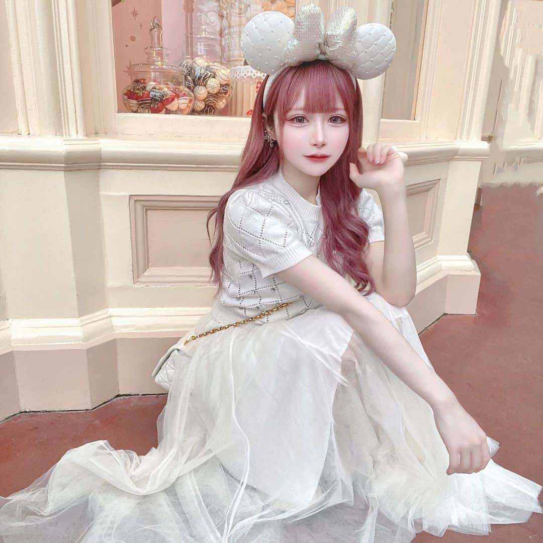 のインスタグラム：「☔️💎🫧🩰 ⁡ ⁡ ホワイトコーデ🫧 ふわふわのスカートがめちゃくちゃお気に入り🥺♡ @grl_official  のものだよー！ 年中使えるから一枚は持っていたいアイテムだね⸜( ´ ꒳ ` )⸝ ⁡ ⁡ ⁡ #grl購入品#grl#grlコーデ#グレイル#グレイル購入品#グレイルコーデ #ディズニー#ディズニーランド#ディズニーコーデ#ootd#夏コーデ#夏服コーデ#ホワイトコーデ#ロングスカート」