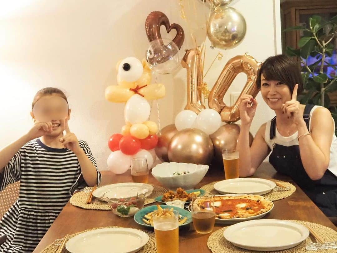 辺見えみりさんのインスタグラム写真 - (辺見えみりInstagram)「娘のbirthdayに、 コメントたくさんありがとうございました😊  ラストは10歳 birthday お家ぱーてぃー 5枚目、『10』が逆🤣」6月13日 20時22分 - emiri_hemmi