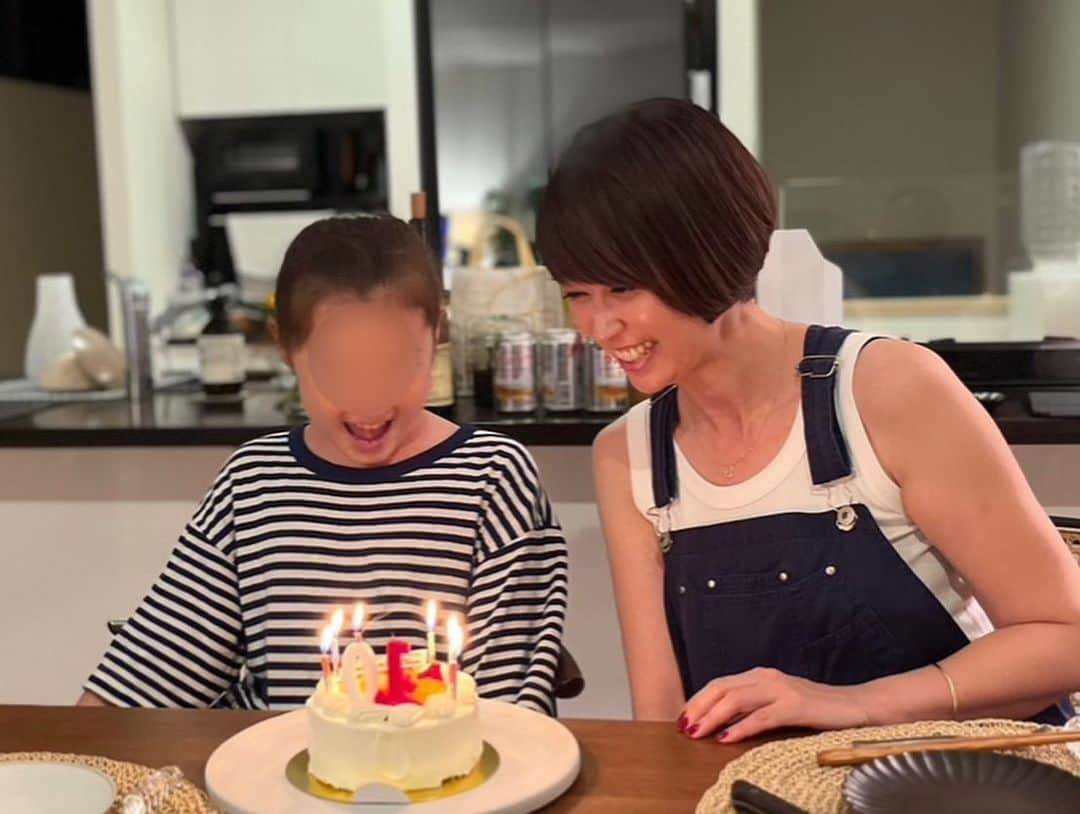 辺見えみりさんのインスタグラム写真 - (辺見えみりInstagram)「娘のbirthdayに、 コメントたくさんありがとうございました😊  ラストは10歳 birthday お家ぱーてぃー 5枚目、『10』が逆🤣」6月13日 20時22分 - emiri_hemmi