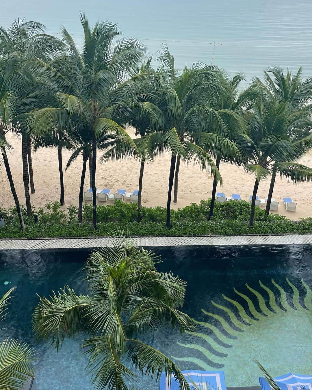 吉井香奈恵さんのインスタグラム写真 - (吉井香奈恵Instagram)「女子旅でベトナムのフーコック島に 行ってきましたっ！！🏝️  一度は泊まってみたい！と言われてるホテル "JW マリオット フーコック エメラルド ベイ リゾート" @jwmarriottphuquocemeraldbay が目的🩵🤍  どこ切り取っても可愛いホテルで めちゃくちゃ写真撮ってきたからあげていきます😚🥥🤍💕  VLOGも撮影したから 編集できたらYouTubeあげるね！」6月13日 20時25分 - yoshiikanae