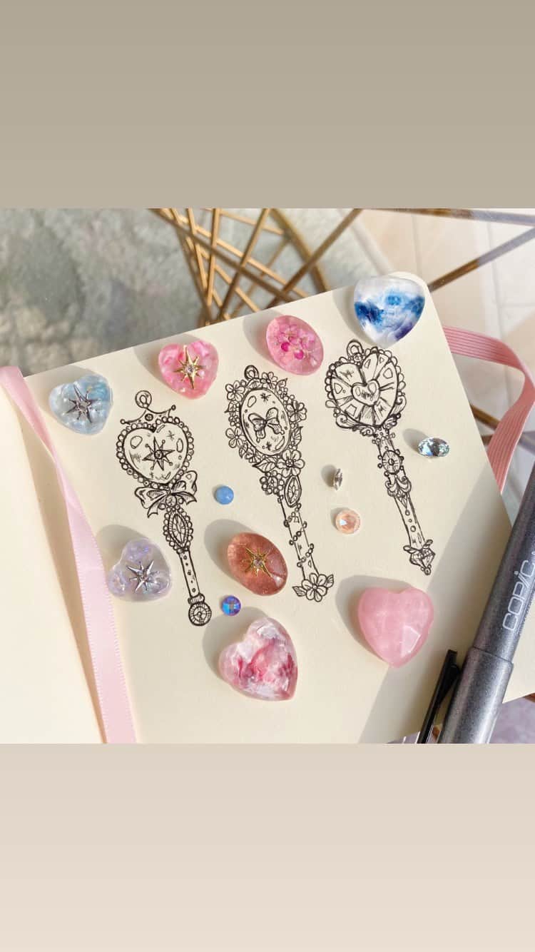 Fukiko-マルベリコのインスタグラム：「魔法のステッキのチャームのイラスト✨  マルベリコでは主に指輪を制作していますが、チャームもあったらいいなーと思って描いてみました✍️💓  実現するかは分かりませんが、チャームの商品化も検討してみようかなと思います✨」