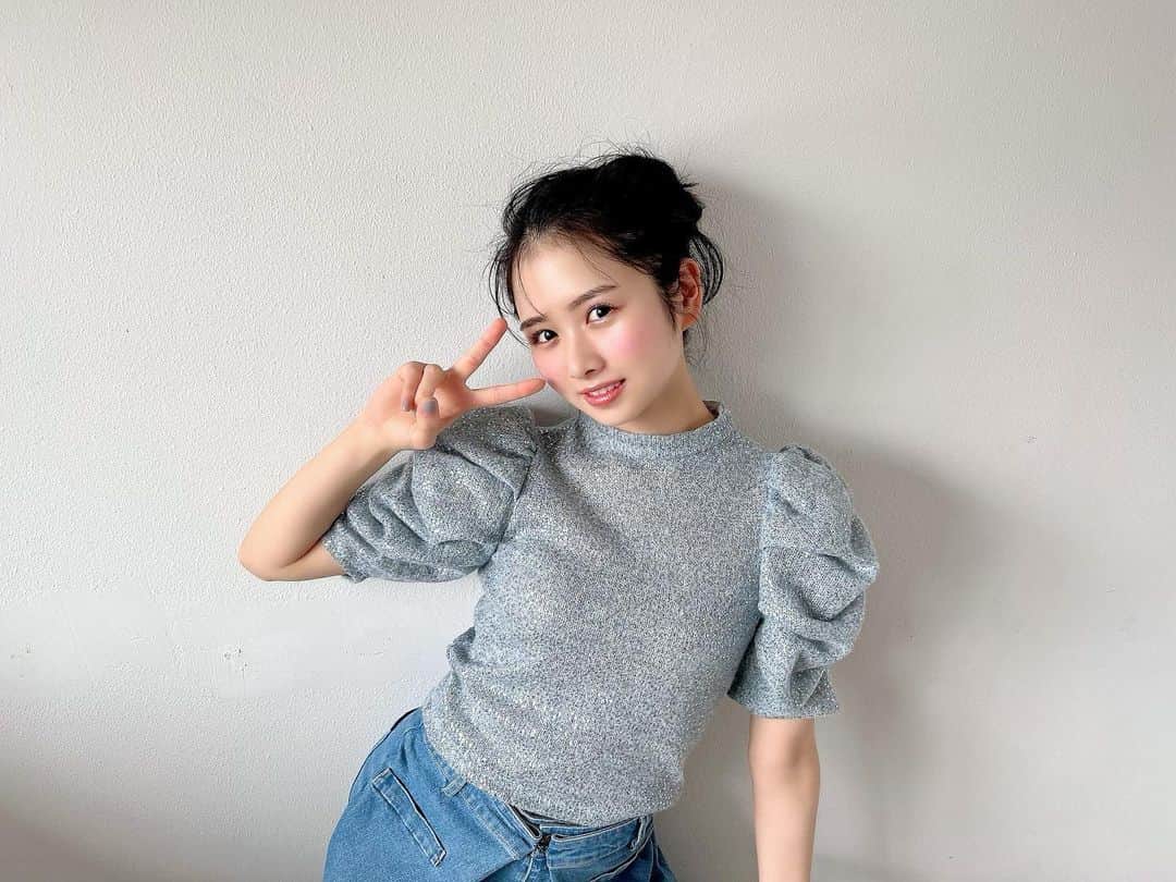 のインスタグラム：「＼大好評発売中♡ar7月号／ 「どんどん可愛くなってる♡」と話題沸騰中❤️‍🔥 日向坂46の上村ひなのちゃんのオフショをお届け👼  誌面では ちゅるぴかなひなのフェイスにぴったりな最新メイクとともに 美とキラキラの秘密を探ります🕵️💎  透明感大炸裂な眼福カットはぜひ誌面にてお楽しみください🫧  #上村ひなの #日向坂46 #ar #ar7月号 #armagazine #trend #beauty #美女 #トレンドメイク #トレンドコスメ」