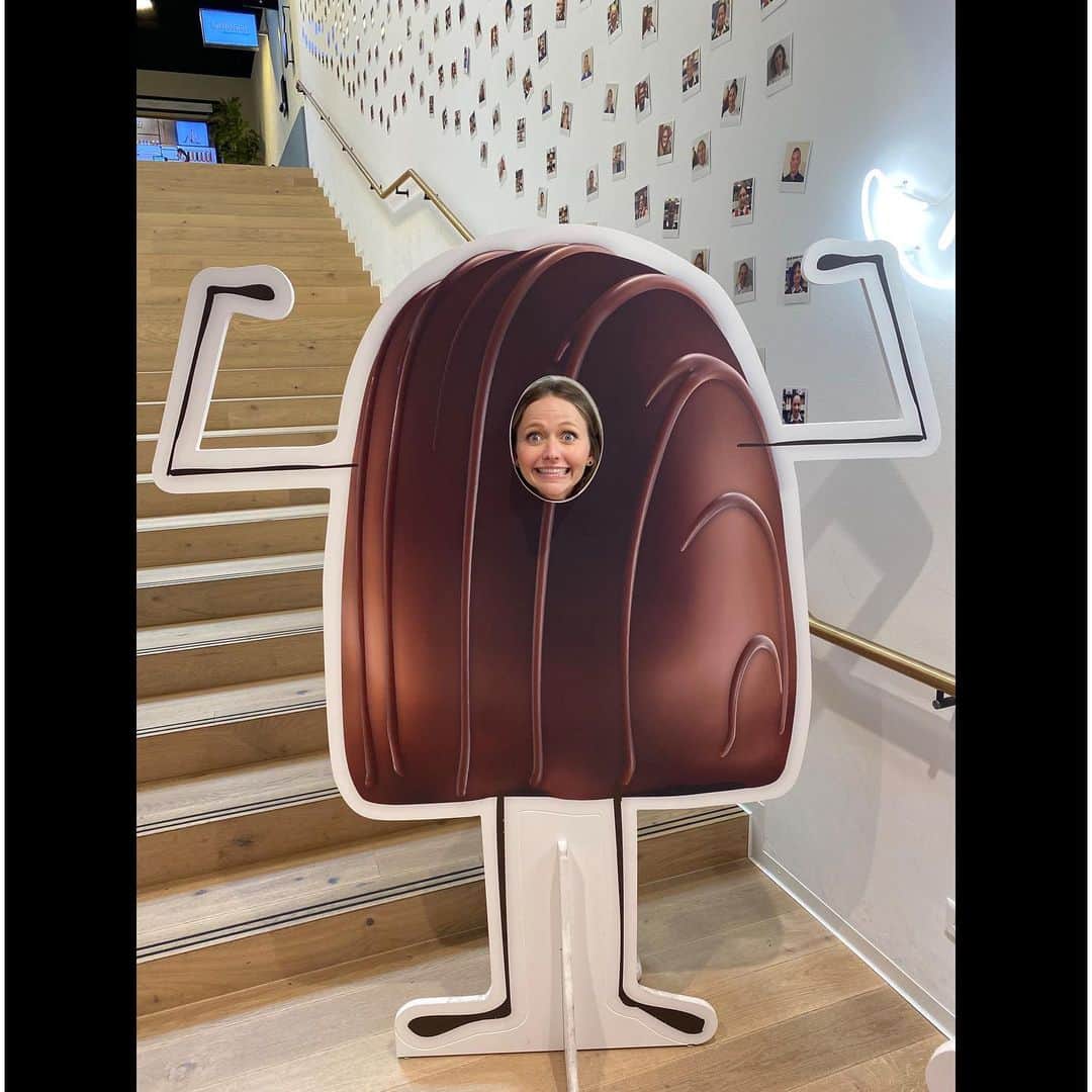 ジョアンナ・ブラッディさんのインスタグラム写真 - (ジョアンナ・ブラッディInstagram)「🌊 🌳 🐾 🍫  . . . . . . . . . #switzerland #travel #doglover #chocolateismylovelanguage #chocolate」6月13日 20時27分 - thejohannabraddy