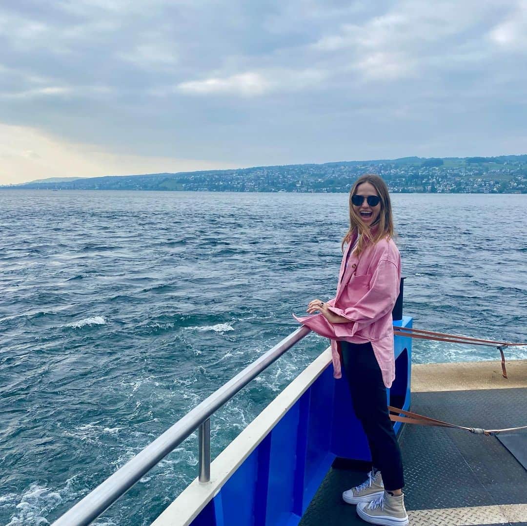 ジョアンナ・ブラッディのインスタグラム：「🌊 🌳 🐾 🍫  . . . . . . . . . #switzerland #travel #doglover #chocolateismylovelanguage #chocolate」