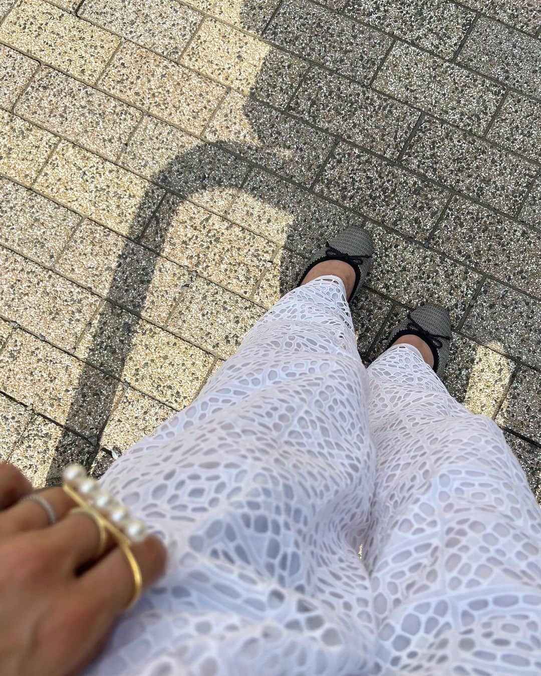 亀恭子のインスタグラム：「子供の送迎⇄自分の予定 頼もしい逸品♡  @fbywellfit のニットバレエシューズ  モノトーンだけど華やかさがある生地感、 ローヒールのウェッジソールでパンツスタイルの日もバランス良く◎  そしてとにかく足に優しくて、素足でたくさん歩いても痛くならない◎  とにかく優秀な靴です☺︎  ネイビーシーンの程よい華のある服はたくさんあるけれど、 靴は単色黒で金具のアクセントも避けたりで、なかなか無かったので  この品良くアクセントにもなってくれる一足は大活躍中です。  秋冬にタイツと合わせても可愛い。 365日 スタメンshoes♡  someday's… #fashion #ootd #kkstyle #tokyo #kamescloset #shoes #fbywellfit #dianashoespress #pants #drawer #summer #june」
