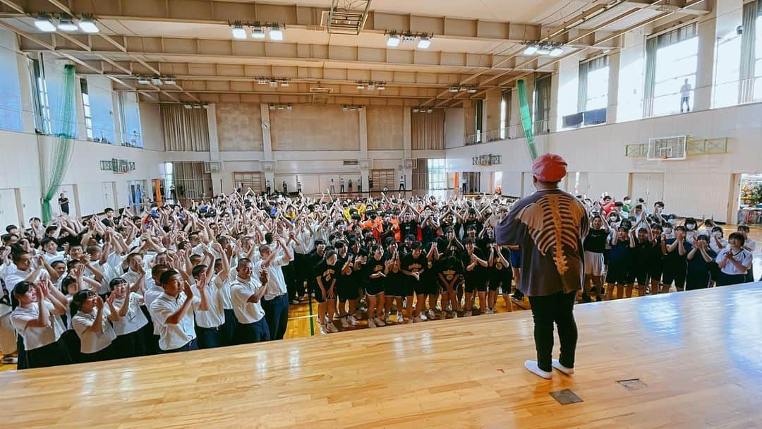 HIPPYさんのインスタグラム写真 - (HIPPYInstagram)「東京学館新潟高校 サプライズ大作戦成功  喜んでもらえてよかった♪   今日の出逢いが 自分にとっても励みになり まだまだ頑張れそうです！  みんな！応援してる！  4年前のデンカビックスワンスタジアムのご縁から導かれるような近さで懐かしさと嬉しさが交わる幸せな1日  心からありがとう  #東京学館新潟  #君に捧げる応援歌 #デンカビッグスワンスタジアム  #野球部 #サッカー部 #バスケットボール部 #バレー部 #ダンス部 #フェンシング部 #吹奏楽部 #美術部 #剣道部 #柔道部 #硬式テニス部 #陸上部 #書道部」6月13日 20時28分 - _____hippy_____