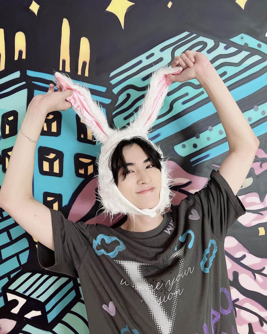 シャオジュン（XIAOJUN）のインスタグラム：「Paris~Thanks for the dream come true 💚you guys are amazing ！！🐰🐰」