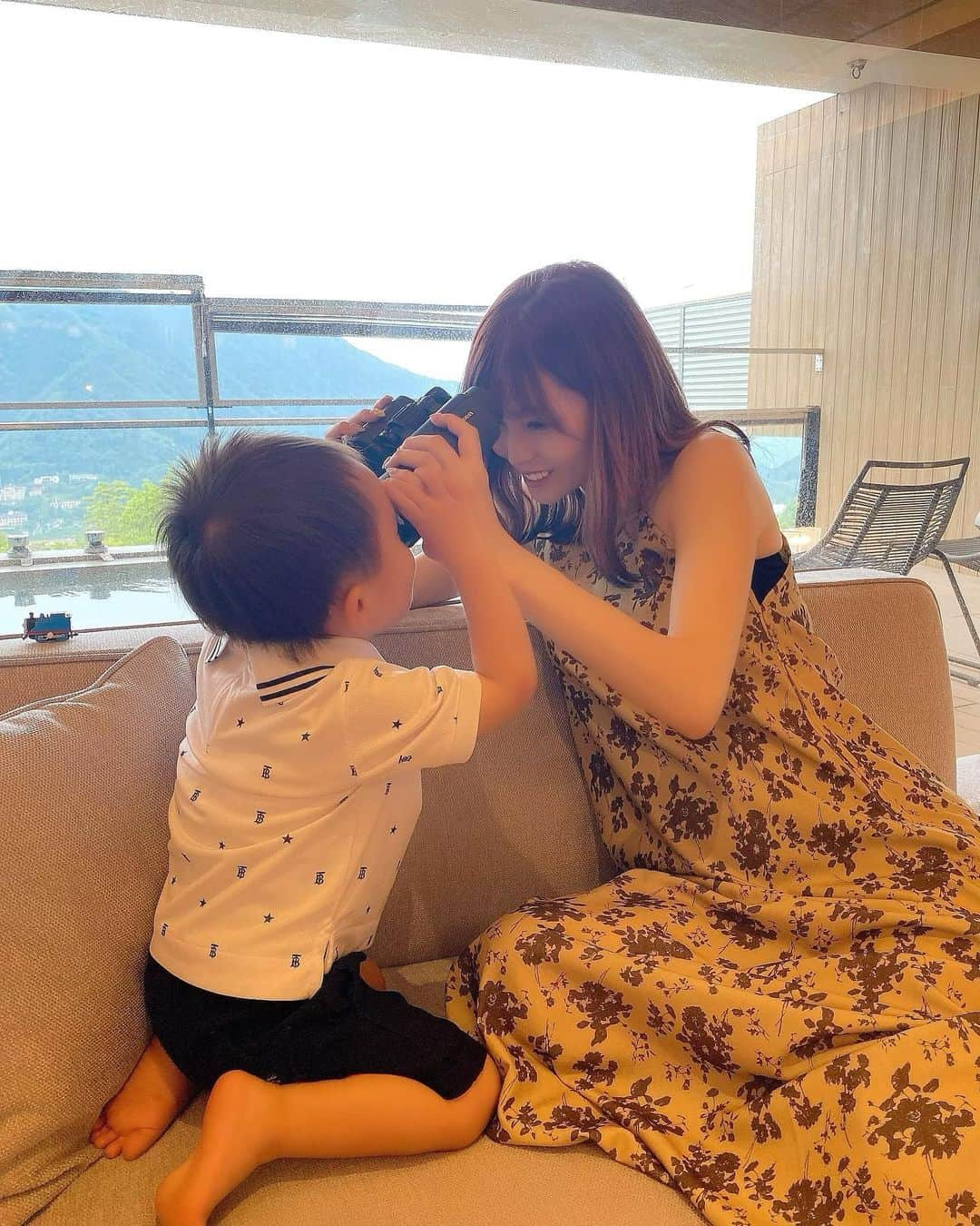 あさにゃん（川北愛紗奈）のインスタグラム：「👩‍👦♡♡ ⁡ 春はお弁当持ってピクニック🌷したり 夏は毎日のようにジャブジャブ池☀️ 秋は紅葉🍁拾いながらお散歩して 冬は寒いから室内遊び場🤹行ったり ⁡ 2年間ほぼ毎日１日中一緒に過ごして "ふたりでひとつ"って感じだったな💗 ⁡ せんせんとの毎日は本当に楽しくて 私のなんでもない味気ない一日を 慌ただしくも充実した一日にしてくれて あっという間に2年が過ぎちゃった😌 ⁡ せんとふざけてる時間めっちゃ幸せ💭🤭❤️  #男の子ママ #2歳男の子 #2歳児ママ #2人目妊娠中 #妊娠後期 #マタニティコーデ #マタニティライフ #息子ラブ」