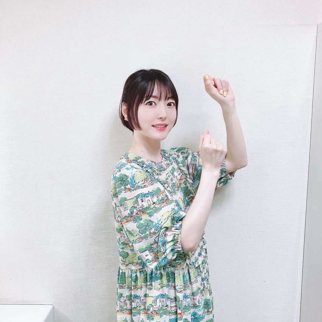 花澤香菜のインスタグラム：「. ぽかぽか5月衣装まとめ！ ぽかぽかが始まって半年が経とうとしている☺️🌸  1枚目: #janemarple  #tamas  2枚目: #muveil #tamas  3枚目: #3ETDEMI #tamas 4枚目: #CLANE」
