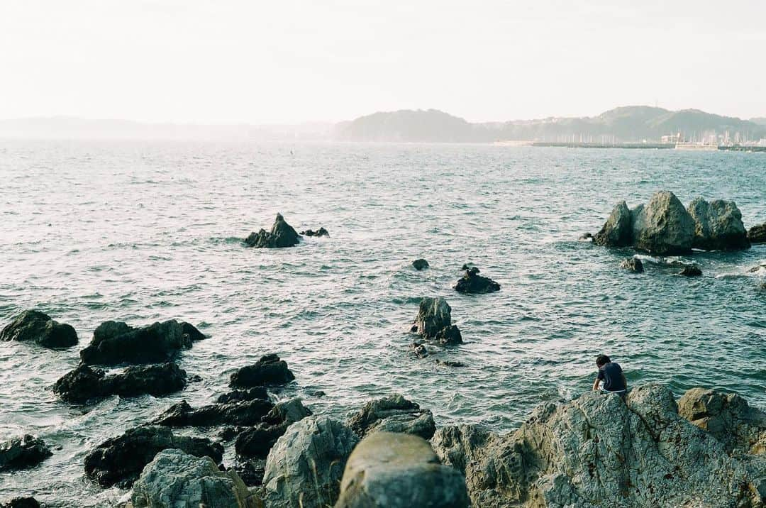 山岸りょうさんのインスタグラム写真 - (山岸りょうInstagram)「.  最近は移動時間が多いので、生まれた時から全て白黒の地下室に監禁されていた人を連れ出して共にゆくツアーの旅程を考えたりしてます」6月13日 20時32分 - ryo_ymgs