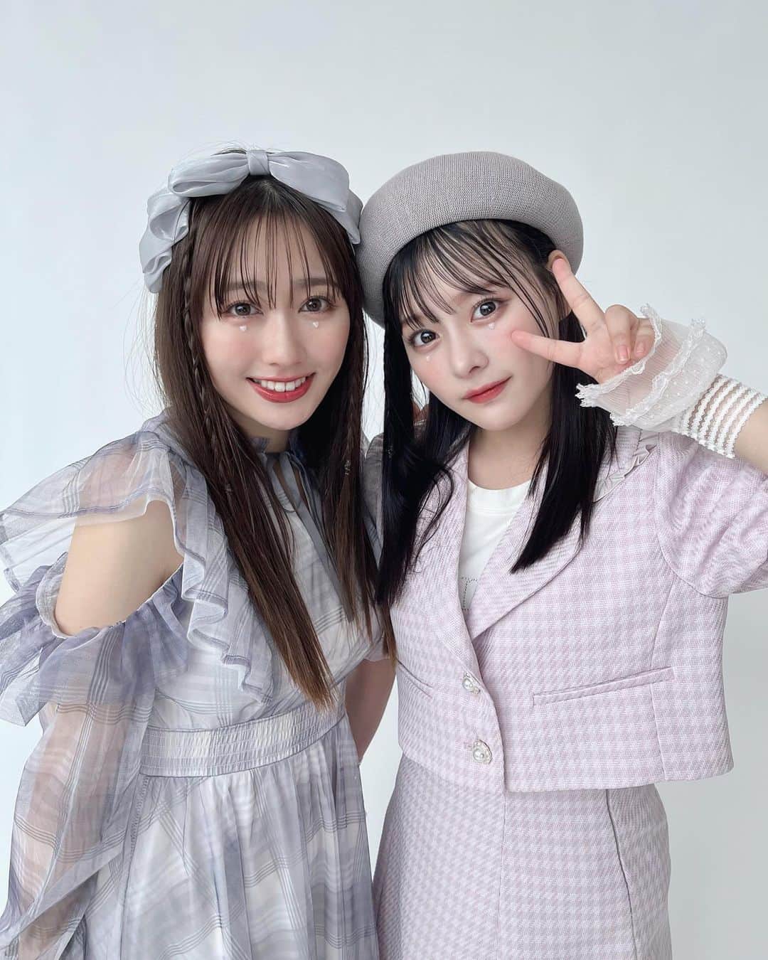 のインスタグラム：「かわいいと思ったら🌙でコメントしてね！ 𝐋𝐀𝐑𝐌𝐄 𝟎𝟓𝟕発売日まで ＼あと... 𝟑日🤍🥣🫙／  一足早くあーりん×なーたんの オフショットをお届け🪻  LARME 057先行予約受付中！ 👉🏻詳しくは最新のハイライトをcheck  発売日6/16(fri)を お楽しみに🩵  𓊆  model  𓊇 佐々木彩夏ちゃん( @ayaka_sasaki_official ) ももいろクローバーZ 齊藤なぎさちゃん( @saitou_nagisa )  #LARME #larmemagazine #larme057 #larmemodel #ラルム #雑誌 #ファッション絵本 #LARMEモデル #オフショット #佐々木彩夏 #あーりん #ももいろクローバーZ #ももクロ #齊藤なぎさ #なーたん」
