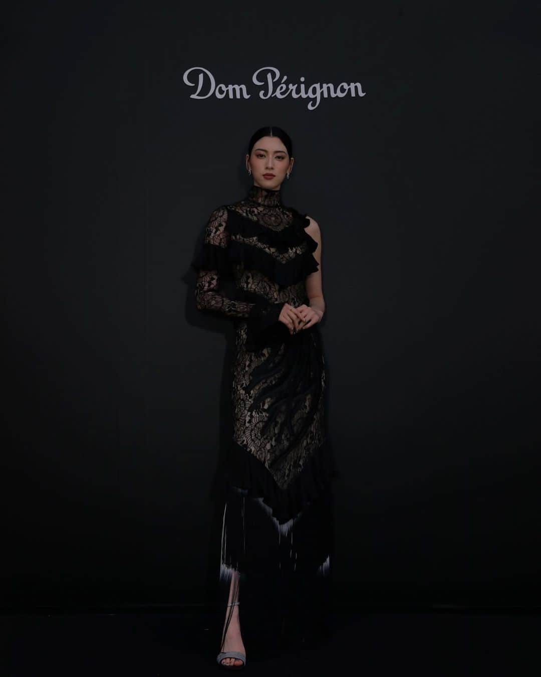 三吉彩花のインスタグラム：「-Dom Pérignon-  “FROM MATTER TO LIGHT”  ‐物質から光へ-  風情と歴史ある天台宗青蓮院 将軍塚 青龍殿にて 開催された ドン ペリニヨン ロゼ2009ペアリングディナーに 参加させていただきました。  物事の本質とは。  人々の温かい手によって与えられる創造 予測不可能な自然の恵みから与えられる創造  直感と即興性 そして幾度となく訪れる変化をも クリエイティブに変身させていく。  自分の人生の設計図にも当てはまるような 胸が高まる貴重な時間でした。  そしてディナーは成澤由浩氏による 山麓の森林地帯「里山」にある テロワールの精神を表現した 奥深く広がっていく美しい食ばかり。 幸せでした。  「すべては自然から始まり、自然は物質を提供する。 そして、人間の創造によって、 物質は緊張を与えられ、光へと昇華する。」  @domperignonofficial   #domperignon  #ドンペリニヨン  #DrinkResponsibly #PR」