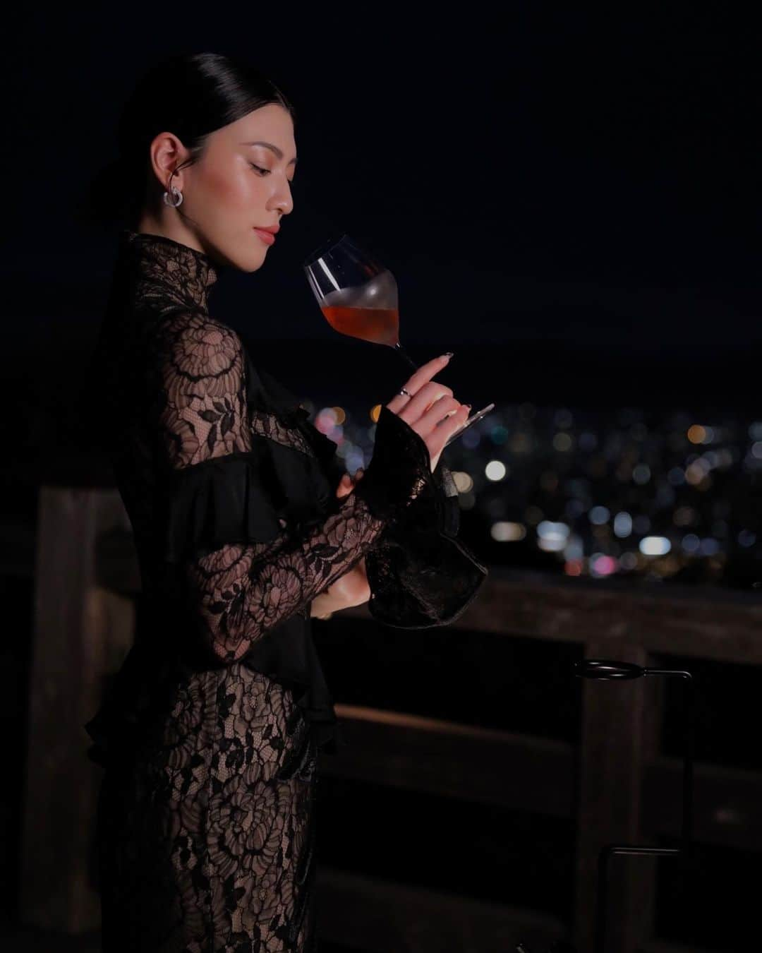 三吉彩花さんのインスタグラム写真 - (三吉彩花Instagram)「-Dom Pérignon-  “FROM MATTER TO LIGHT”  ‐物質から光へ-  風情と歴史ある天台宗青蓮院 将軍塚 青龍殿にて 開催された ドン ペリニヨン ロゼ2009ペアリングディナーに 参加させていただきました。  物事の本質とは。  人々の温かい手によって与えられる創造 予測不可能な自然の恵みから与えられる創造  直感と即興性 そして幾度となく訪れる変化をも クリエイティブに変身させていく。  自分の人生の設計図にも当てはまるような 胸が高まる貴重な時間でした。  そしてディナーは成澤由浩氏による 山麓の森林地帯「里山」にある テロワールの精神を表現した 奥深く広がっていく美しい食ばかり。 幸せでした。  「すべては自然から始まり、自然は物質を提供する。 そして、人間の創造によって、 物質は緊張を与えられ、光へと昇華する。」  @domperignonofficial   #domperignon  #ドンペリニヨン  #DrinkResponsibly #PR」6月13日 20時35分 - miyoshi.aa