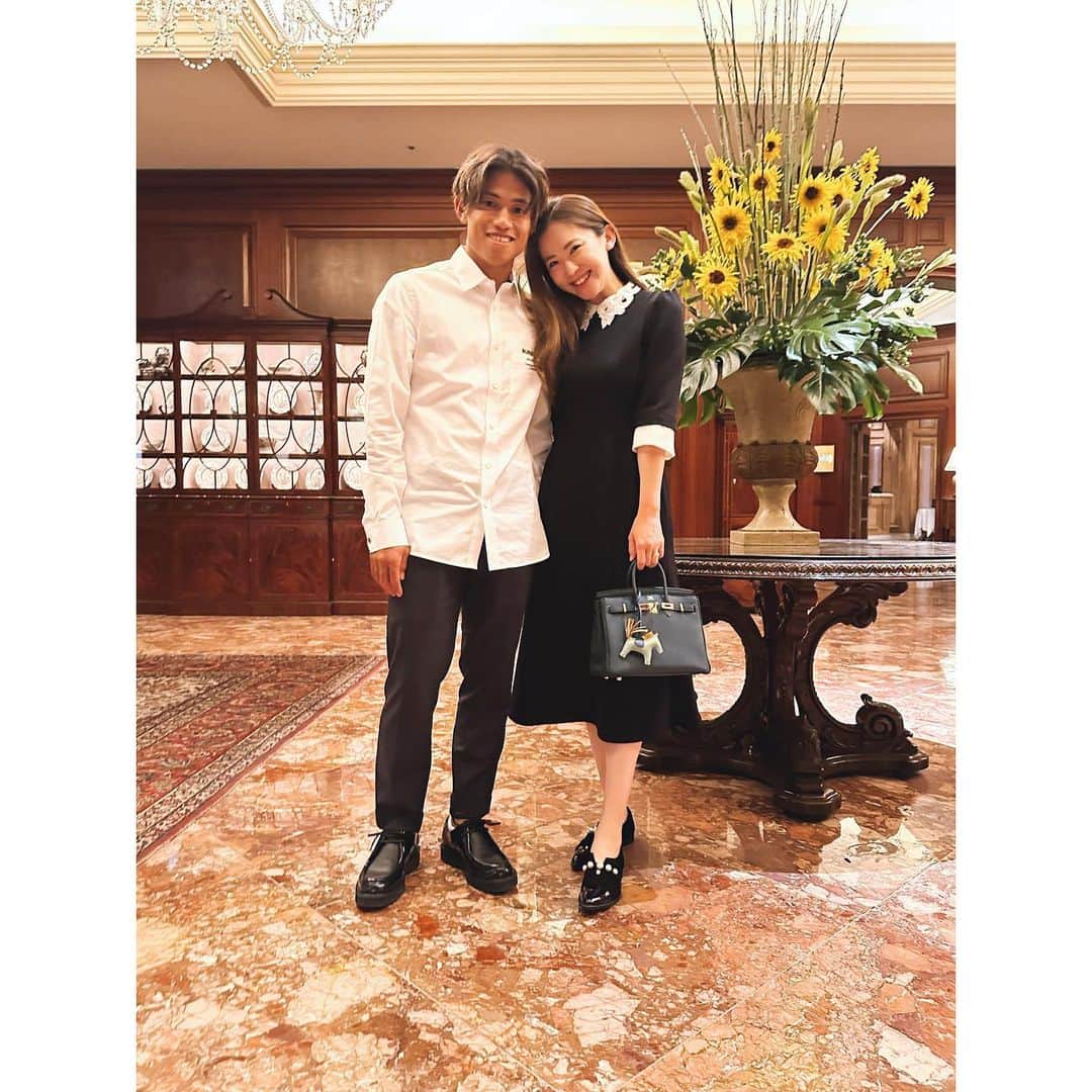 姫野れみのインスタグラム：「結婚5周年のお祝いに 先日家族でディナーへ🍽️✨  久しぶりにコース料理をゆっくり堪能できて 幸せな時間を過ごせました🤤♡  娘が撮ってくれた1枚がお気に入り🤍 もう9年も一緒にいることに驚きましたが 付き合った当時から変わらずいてくれる夫 これからも仲良くやっていきましょ🧑🏿‍🦱🫰🏿 いつもありがとう。  👗 @celford_official 👜 @hermes」