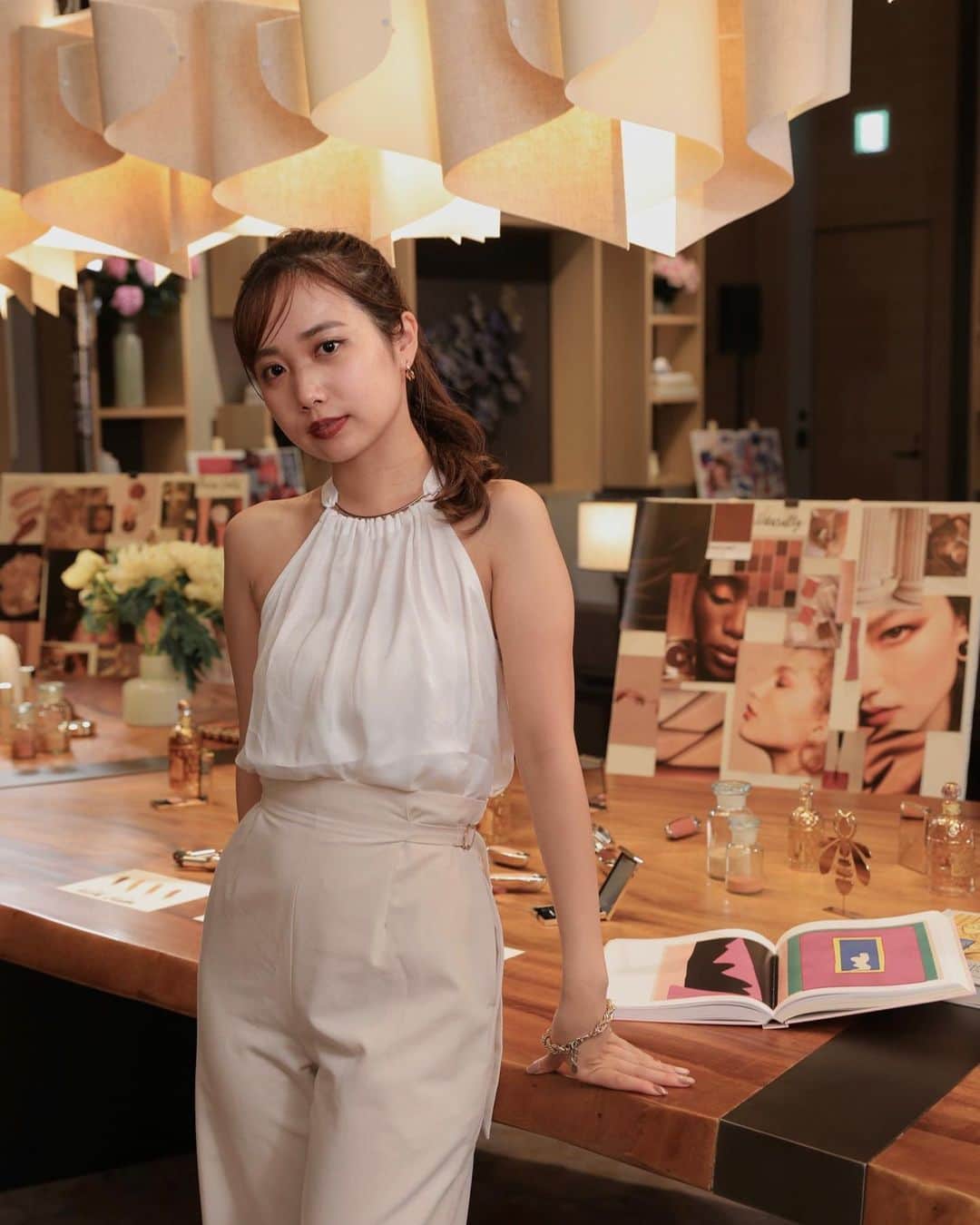 塚本いづみのインスタグラム：「. GUERLAIN( @guerlain )のメイクアップ クリエイティブ ディレクターのヴィオレットさんが来日され、イベントに招待していただいたので参加してきました🐝  ヴィオレットさんのアトリエのような空間を再現した会場で洗練されたとても魅力的な空間でした😌✨  メイクアップアーティストの方につけていただいた、RougeGの15番のリップがヌーディーで大人っぽくてお気に入りです、、、♡ 新メイクアップコレクション「ルージュ ジェ ナチュラリー コレクション」は7月15日発売になるみたいなので是非チェックしてみてください☺︎  #ゲラン #ルージュジェ #オンブルジェ #PR」