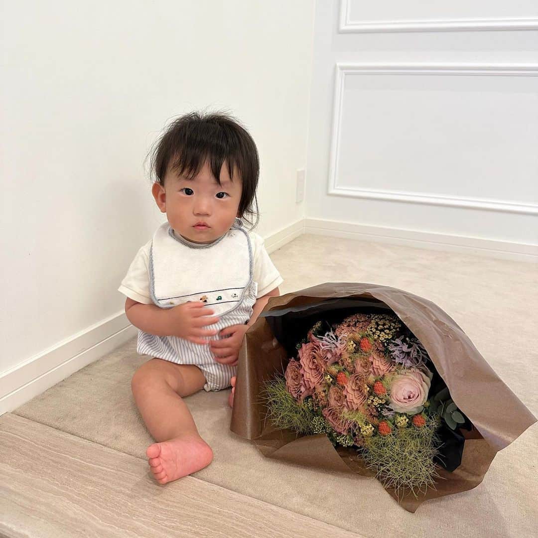 姫野れみのインスタグラム：「先輩奥様から結婚記念日のお祝いに 可愛いすぎる🍓の花束をいただきました😭💖  毎朝、１番にお花が目にはいって 幸せな気持ちで１日がはじめられてます🥹🤍  @familiar_official」