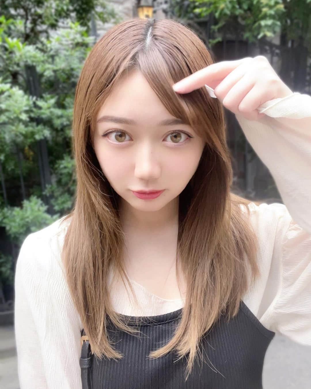 小澤しぇいんのインスタグラム：「梅雨の時期になって毎日雨で嫌だね☂️  小澤季節の変わり目に弱くて風邪引いておりました。  先日アイブロウwaxとパリジェンヌをめっちゃ久々にやったよぉ〜  @belme_eyebrow 六本木店に行ってきました♡3,4枚目見て〜めっちゃ綺麗じゃない⁈ 小澤マスカラ下地しないとすぐ下がるの悩みでグィン↑って上がって嬉しい😭 眉毛も綺麗にしもらったよ〜！ @belme_riri さん本当に天才なの！顔の骨格に合うように形整えてくれるし、左右非対称すぎた眉毛を描きやすいようにって細かく微調整して下さって…🥺💓本当神でした！  メイクの時間が短縮されて楽になりました🙏🏻✨ありがとうございます♪  #パリジェンヌ#アイブロウワックス#美容#アイブロウスタイリング#六本木サロン#メイク」